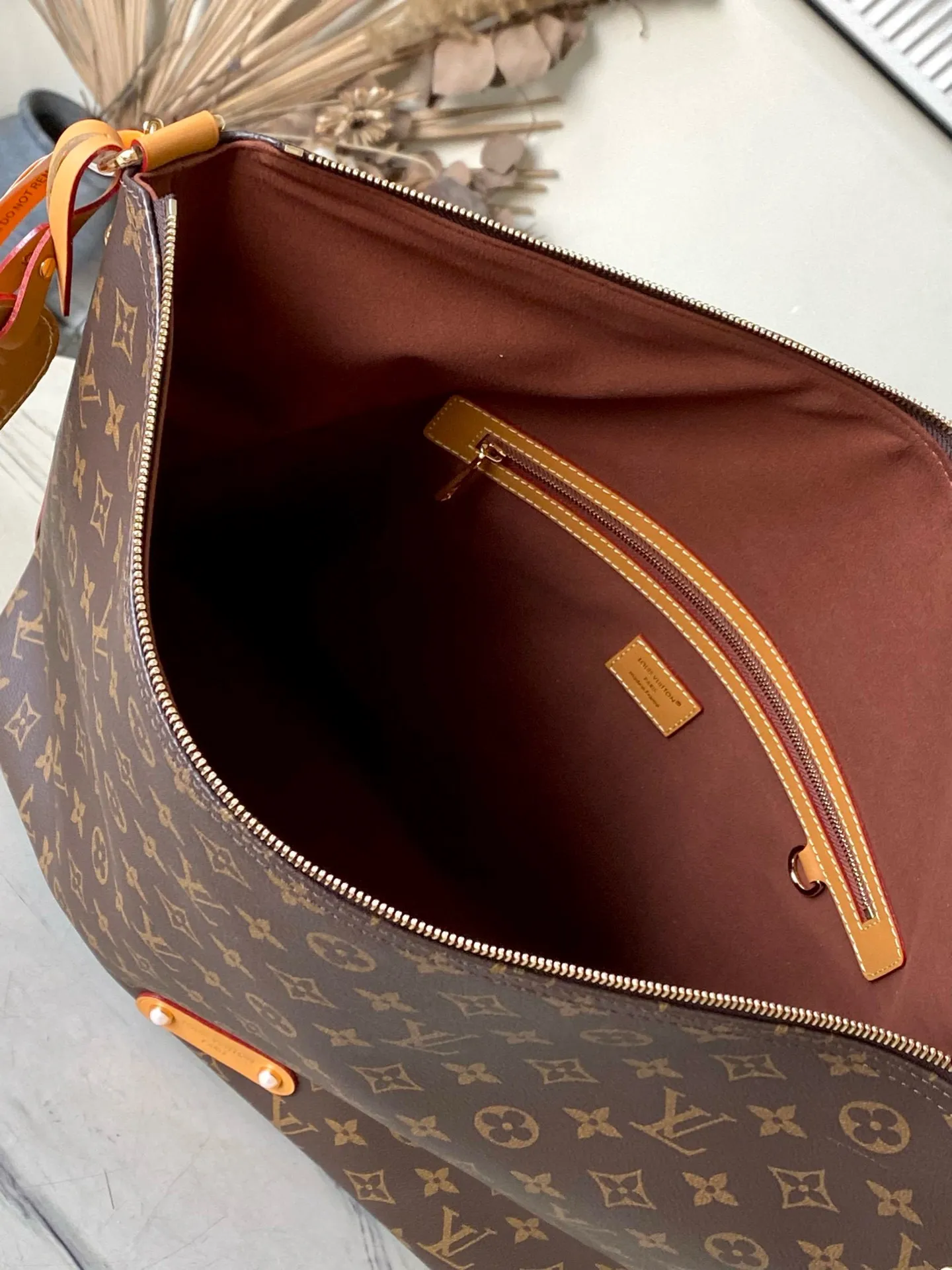 💰1080 Top Original M14018 This Vagabond Hobo handbag is made of presbyopia leather to create an ergonomic and close-fitting silhouette. It can show its cool style whether worn cross-body or on the shoulder. The metal zipper enables smooth opening and closing, and the bead chain cleverly connects the zipper puller and LV letter decoration. Dimensions: 38 × 35 × 12 cm