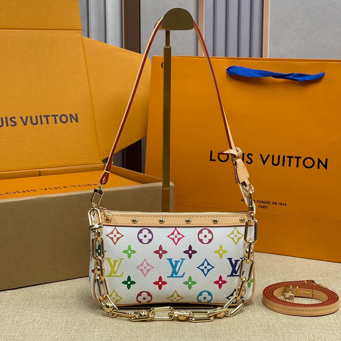 [Upgraded version] P500💰Three Color Series~Upgraded version💕New version of mahjong bag cabinet matching hardware ⛓️Chain. Model M13404~ Comes with a full set of packaging. Size 22x 13x 4 cm, one bag for multiple uses💃💄ps: A new chain is added, which makes it look less monotonous. The shoulder strap and chain can be connected together and can be worn cross-body, and they can be separated into armpit bags😜