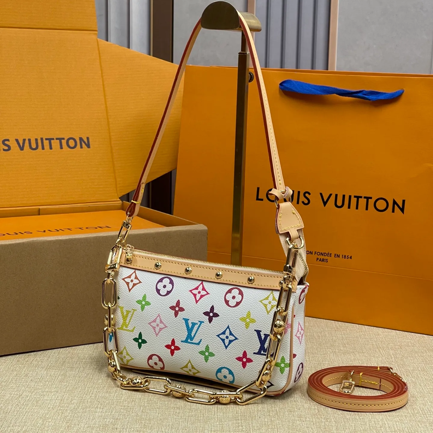 [Upgraded version] P500💰Three Color Series~Upgraded version💕New version of mahjong bag cabinet matching hardware ⛓️Chain. Model M13404~ Comes with a full set of packaging. Size 22x 13x 4 cm, one bag for multiple uses💃💄ps: A new chain is added, which makes it look less monotonous. The shoulder strap and chain can be connected together and can be worn cross-body, and they can be separated into armpit bags😜