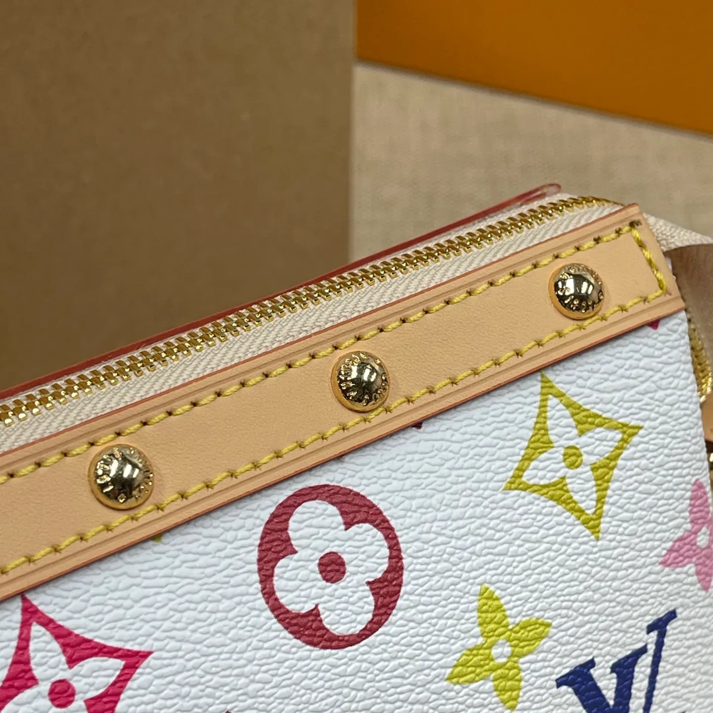 [Upgraded version] P500💰Three Color Series~Upgraded version💕New version of mahjong bag cabinet matching hardware ⛓️Chain. Model M13404~ Comes with a full set of packaging. Size 22x 13x 4 cm, one bag for multiple uses💃💄ps: A new chain is added, which makes it look less monotonous. The shoulder strap and chain can be connected together and can be worn cross-body, and they can be separated into armpit bags😜