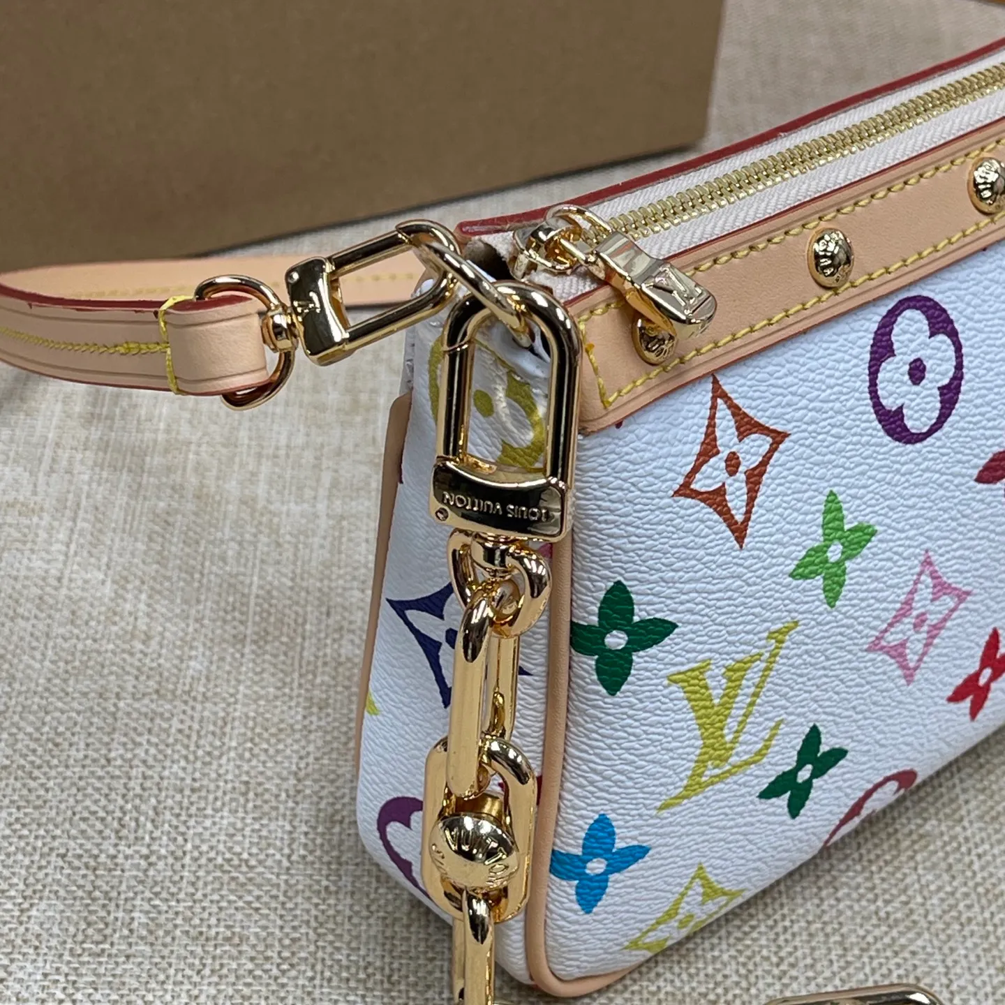 [Upgraded version] P500💰Three Color Series~Upgraded version💕New version of mahjong bag cabinet matching hardware ⛓️Chain. Model M13404~ Comes with a full set of packaging. Size 22x 13x 4 cm, one bag for multiple uses💃💄ps: A new chain is added, which makes it look less monotonous. The shoulder strap and chain can be connected together and can be worn cross-body, and they can be separated into armpit bags😜