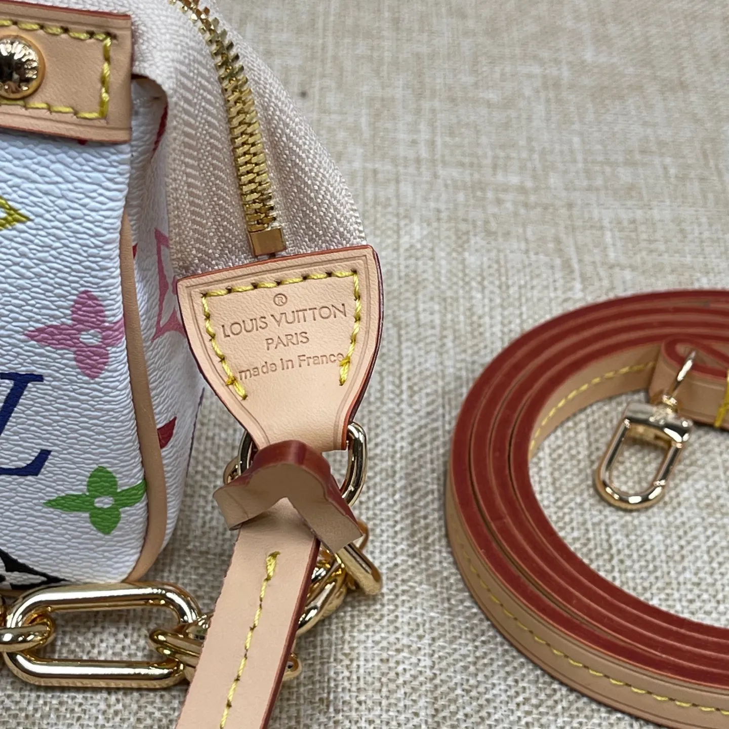 [Upgraded version] P500💰Three Color Series~Upgraded version💕New version of mahjong bag cabinet matching hardware ⛓️Chain. Model M13404~ Comes with a full set of packaging. Size 22x 13x 4 cm, one bag for multiple uses💃💄ps: A new chain is added, which makes it look less monotonous. The shoulder strap and chain can be connected together and can be worn cross-body, and they can be separated into armpit bags😜