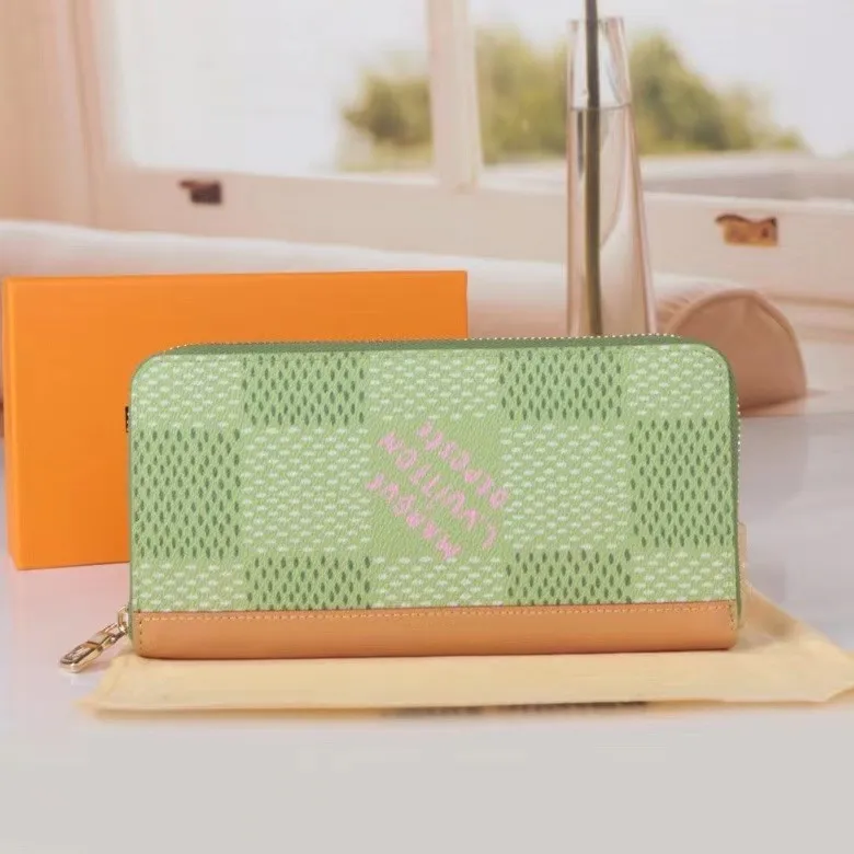 P150💰Model: 60109 checkered green new model The latest model for spring and summer 2024, this pocket wallet combines the elegance of Damier Graphite canvas with the delicate texture of Epi leather, with stripes emblazoned with the Louis Vuitton logo. The elegant design can accommodate credit cards, banknotes and receipts, making it suitable for daily carrying or gift giving. Epi leather and Damier Graphite coated sail. Textile cowhide trimmed cowhide lining, card compartment, inner pocket, outer patch pocket, Made in one of France, Spain, Italy and the United States; 19.5 x 10.5 x 2.5 cm (length x height x width)