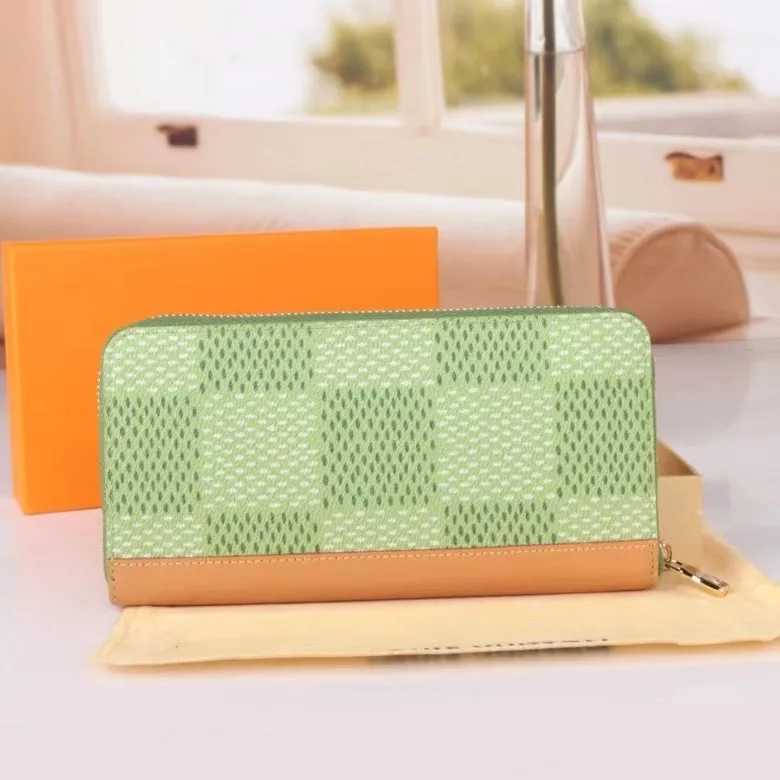 P150💰Model: 60109 checkered green new model The latest model for spring and summer 2024, this pocket wallet combines the elegance of Damier Graphite canvas with the delicate texture of Epi leather, with stripes emblazoned with the Louis Vuitton logo. The elegant design can accommodate credit cards, banknotes and receipts, making it suitable for daily carrying or gift giving. Epi leather and Damier Graphite coated sail. Textile cowhide trimmed cowhide lining, card compartment, inner pocket, outer patch pocket, Made in one of France, Spain, Italy and the United States; 19.5 x 10.5 x 2.5 cm (length x height x width)