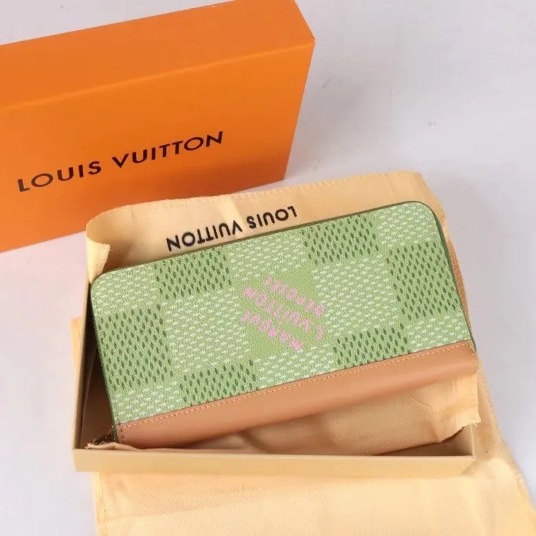 P150💰Model: 60109 checkered green new model The latest model for spring and summer 2024, this pocket wallet combines the elegance of Damier Graphite canvas with the delicate texture of Epi leather, with stripes emblazoned with the Louis Vuitton logo. The elegant design can accommodate credit cards, banknotes and receipts, making it suitable for daily carrying or gift giving. Epi leather and Damier Graphite coated sail. Textile cowhide trimmed cowhide lining, card compartment, inner pocket, outer patch pocket, Made in one of France, Spain, Italy and the United States; 19.5 x 10.5 x 2.5 cm (length x height x width)