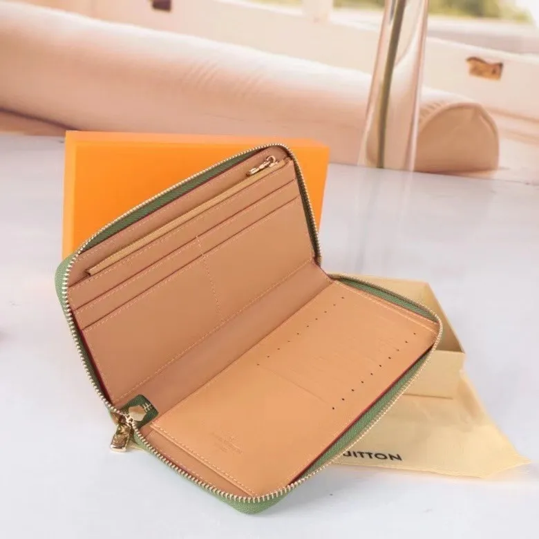 P150💰Model: 60109 checkered green new model The latest model for spring and summer 2024, this pocket wallet combines the elegance of Damier Graphite canvas with the delicate texture of Epi leather, with stripes emblazoned with the Louis Vuitton logo. The elegant design can accommodate credit cards, banknotes and receipts, making it suitable for daily carrying or gift giving. Epi leather and Damier Graphite coated sail. Textile cowhide trimmed cowhide lining, card compartment, inner pocket, outer patch pocket, Made in one of France, Spain, Italy and the United States; 19.5 x 10.5 x 2.5 cm (length x height x width)