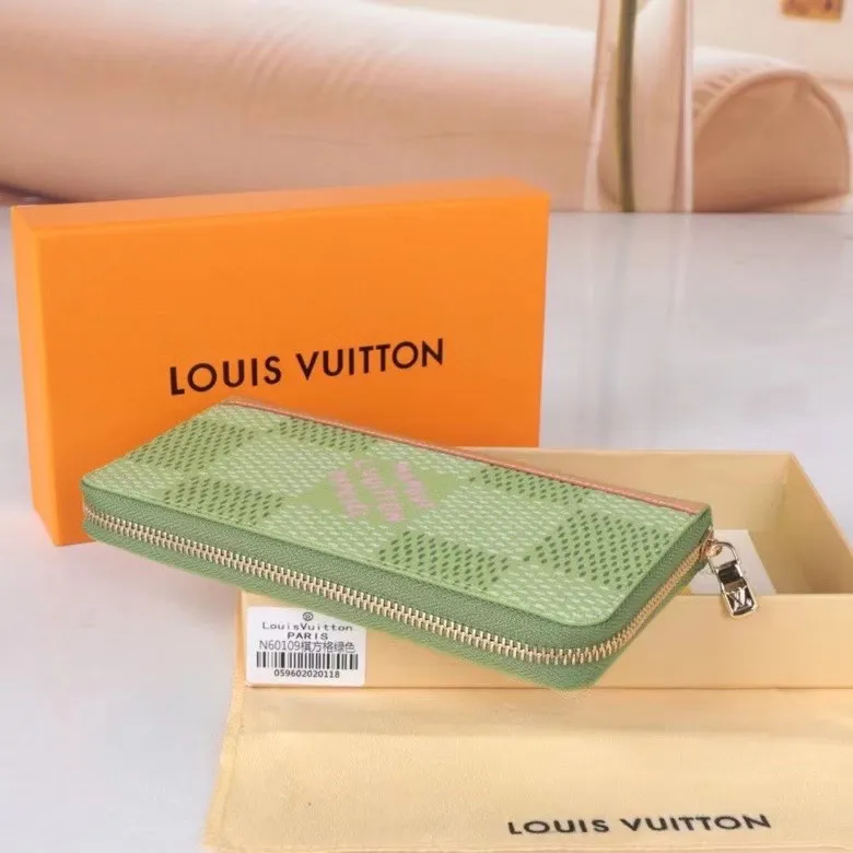 P150💰Model: 60109 checkered green new model The latest model for spring and summer 2024, this pocket wallet combines the elegance of Damier Graphite canvas with the delicate texture of Epi leather, with stripes emblazoned with the Louis Vuitton logo. The elegant design can accommodate credit cards, banknotes and receipts, making it suitable for daily carrying or gift giving. Epi leather and Damier Graphite coated sail. Textile cowhide trimmed cowhide lining, card compartment, inner pocket, outer patch pocket, Made in one of France, Spain, Italy and the United States; 19.5 x 10.5 x 2.5 cm (length x height x width)