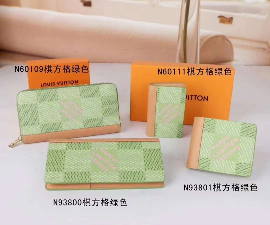 P150💰Model: 60109 checkered green new model The latest model for spring and summer 2024, this pocket wallet combines the elegance of Damier Graphite canvas with the delicate texture of Epi leather, with stripes emblazoned with the Louis Vuitton logo. The elegant design can accommodate credit cards, banknotes and receipts, making it suitable for daily carrying or gift giving. Epi leather and Damier Graphite coated sail. Textile cowhide trimmed cowhide lining, card compartment, inner pocket, outer patch pocket, Made in one of France, Spain, Italy and the United States; 19.5 x 10.5 x 2.5 cm (length x height x width)
