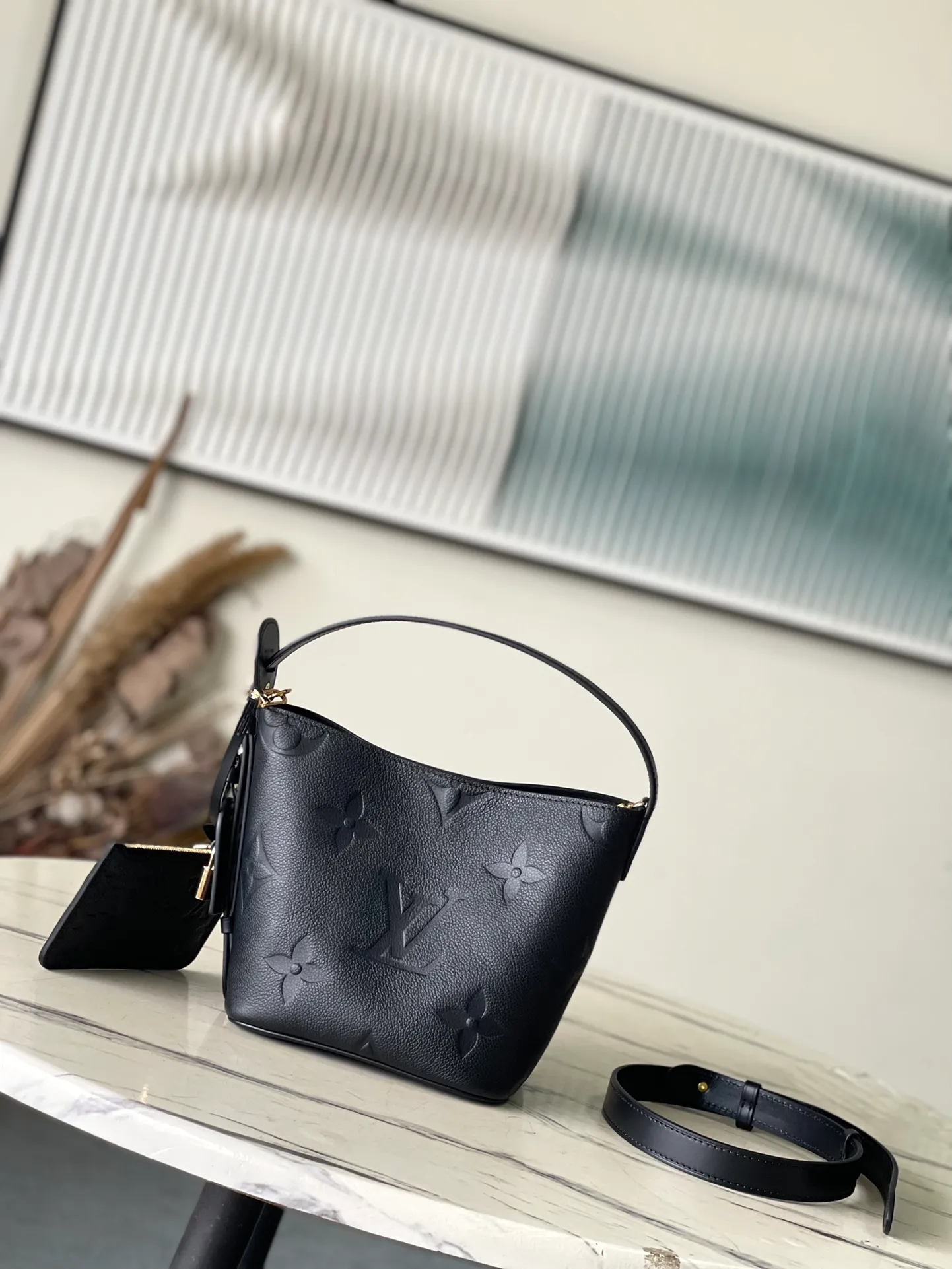 💰980 (top-grain leather) top original order M13480 black This AlInBB handbag integrates modern design concepts into elegant wheels and ample space. Monogram Empreinte leather craftsmanship creates a simple bucket bag structure, the iconic nameplate and metal padlock highlight the exquisite details, and the adjustable handle pays homage to the brand's trunk-making heritage. Dimensions: 16 × 18 × 12 cm