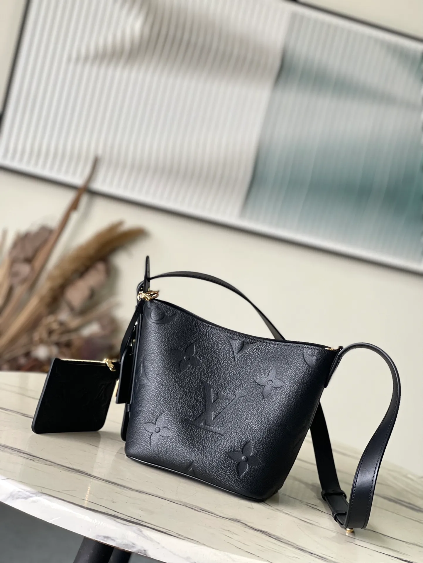 💰980 (top-grain leather) top original order M13480 black This AlInBB handbag integrates modern design concepts into elegant wheels and ample space. Monogram Empreinte leather craftsmanship creates a simple bucket bag structure, the iconic nameplate and metal padlock highlight the exquisite details, and the adjustable handle pays homage to the brand's trunk-making heritage. Dimensions: 16 × 18 × 12 cm