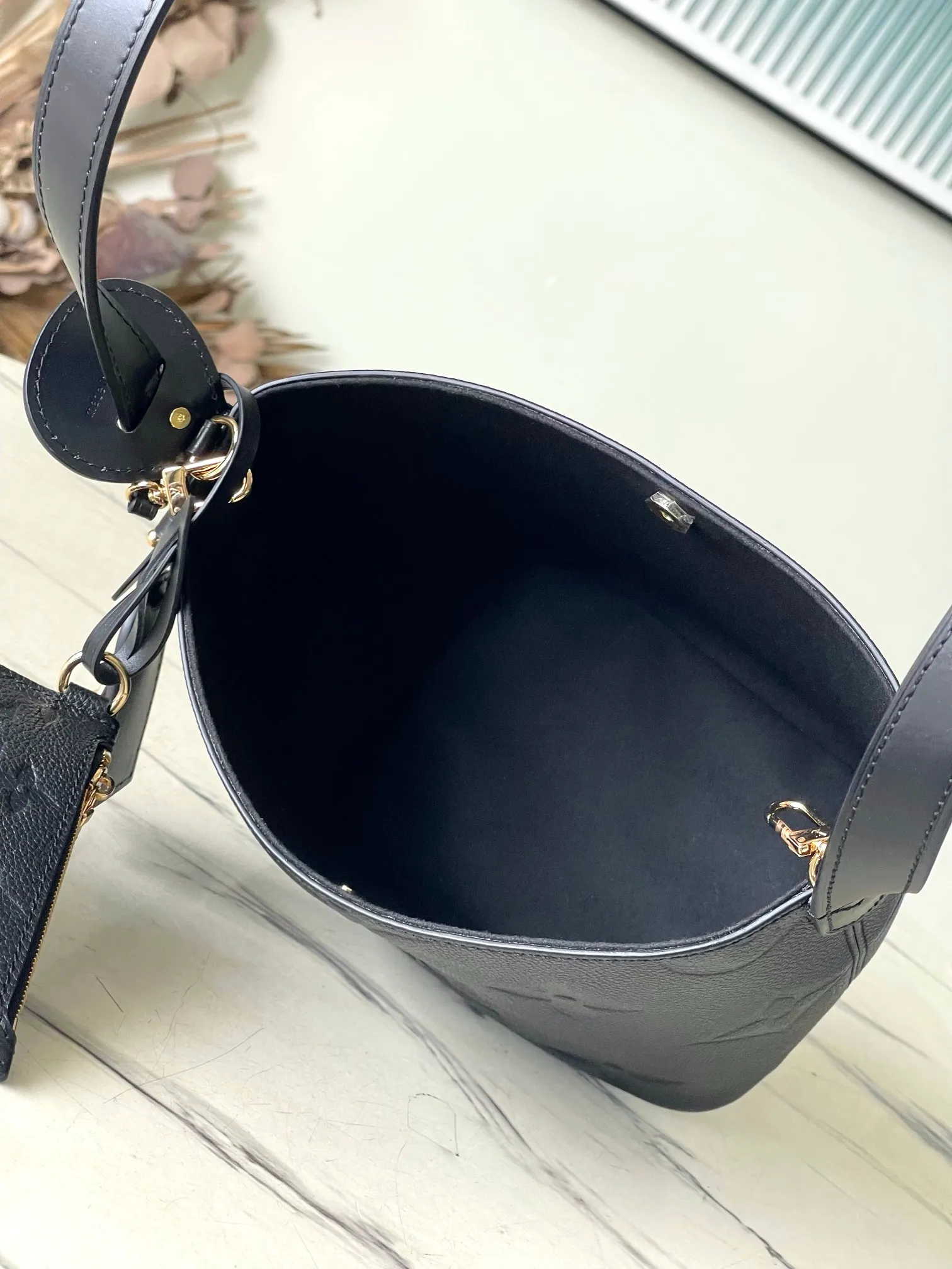 💰980 (top-grain leather) top original order M13480 black This AlInBB handbag integrates modern design concepts into elegant wheels and ample space. Monogram Empreinte leather craftsmanship creates a simple bucket bag structure, the iconic nameplate and metal padlock highlight the exquisite details, and the adjustable handle pays homage to the brand's trunk-making heritage. Dimensions: 16 × 18 × 12 cm