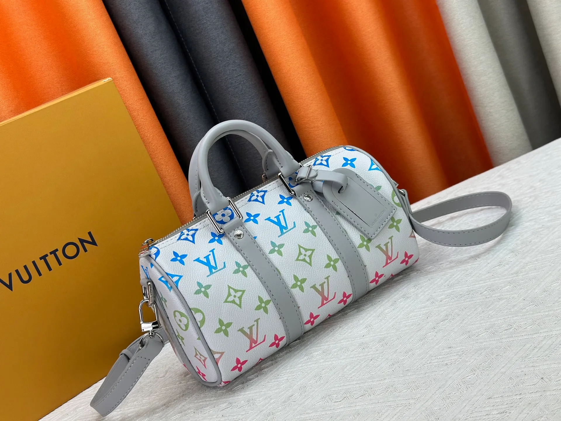 P250 Upgraded Original M14078 M01942 M15076 M24434 M46271 M20900 M46249 This handbag condenses the classic silhouette of the Keepall travel bag. It is made of Monogram embossed Taurillon leather. Its compact shape is suitable for storing small items such as mobile phones and wallets. With its clever use of leather handles and detachable shoulder strap, it's easy to carry with you in trendy style. Detailed features Dimensions: 25✘15✘11 cm