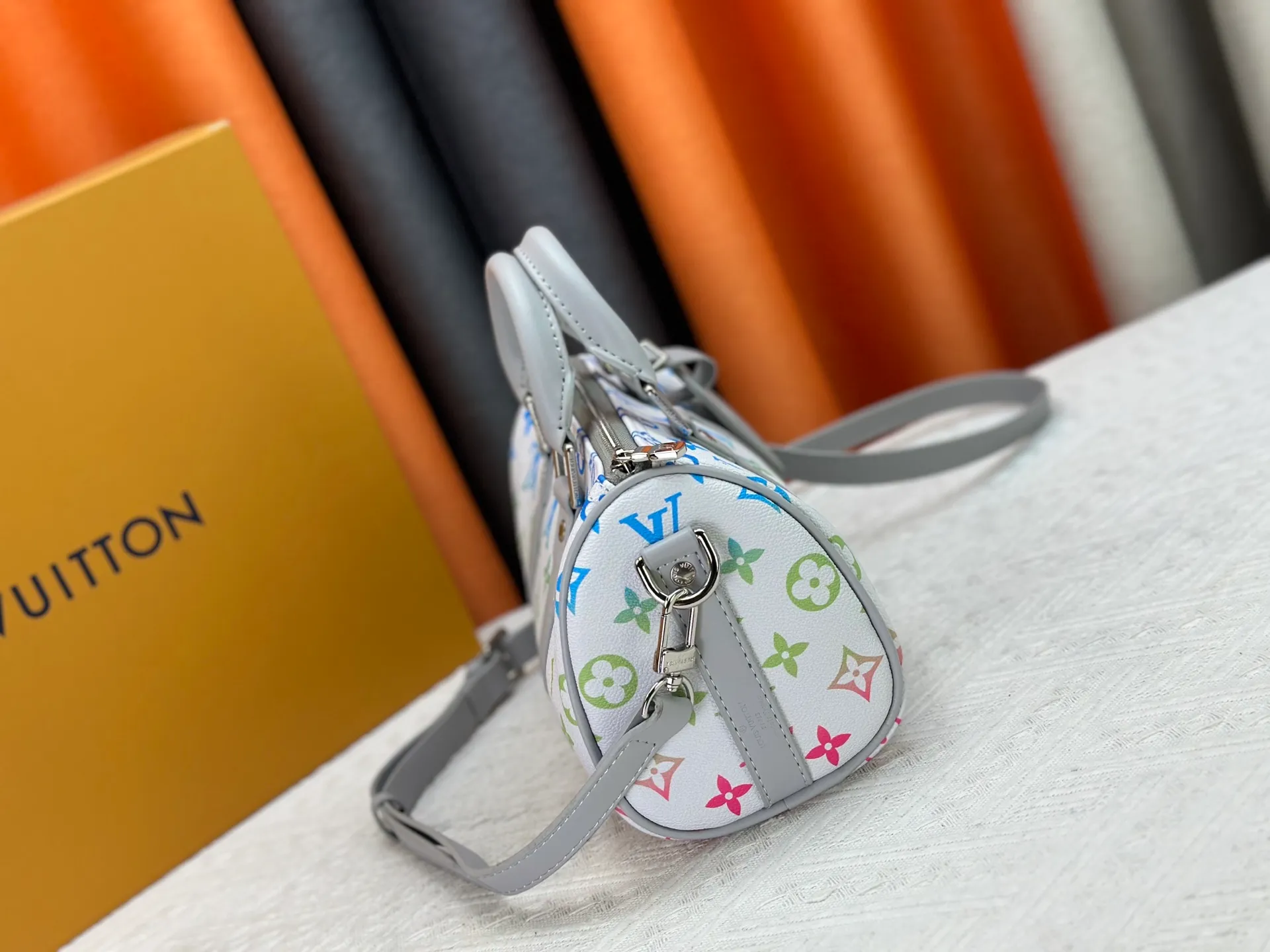P250 Upgraded Original M14078 M01942 M15076 M24434 M46271 M20900 M46249 This handbag condenses the classic silhouette of the Keepall travel bag. It is made of Monogram embossed Taurillon leather. Its compact shape is suitable for storing small items such as mobile phones and wallets. With its clever use of leather handles and detachable shoulder strap, it's easy to carry with you in trendy style. Detailed features Dimensions: 25✘15✘11 cm
