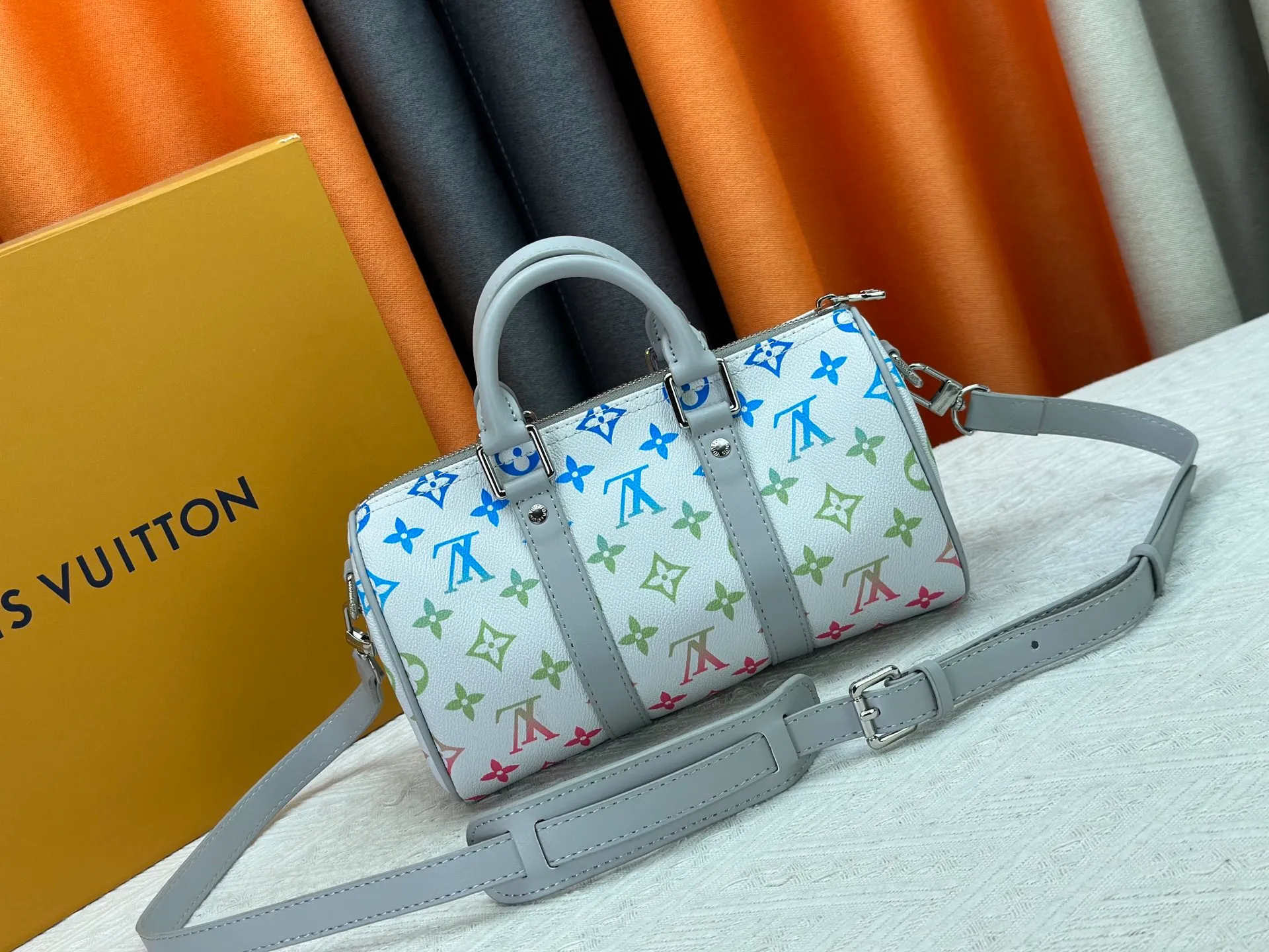 P250 Upgraded Original M14078 M01942 M15076 M24434 M46271 M20900 M46249 This handbag condenses the classic silhouette of the Keepall travel bag. It is made of Monogram embossed Taurillon leather. Its compact shape is suitable for storing small items such as mobile phones and wallets. With its clever use of leather handles and detachable shoulder strap, it's easy to carry with you in trendy style. Detailed features Dimensions: 25✘15✘11 cm