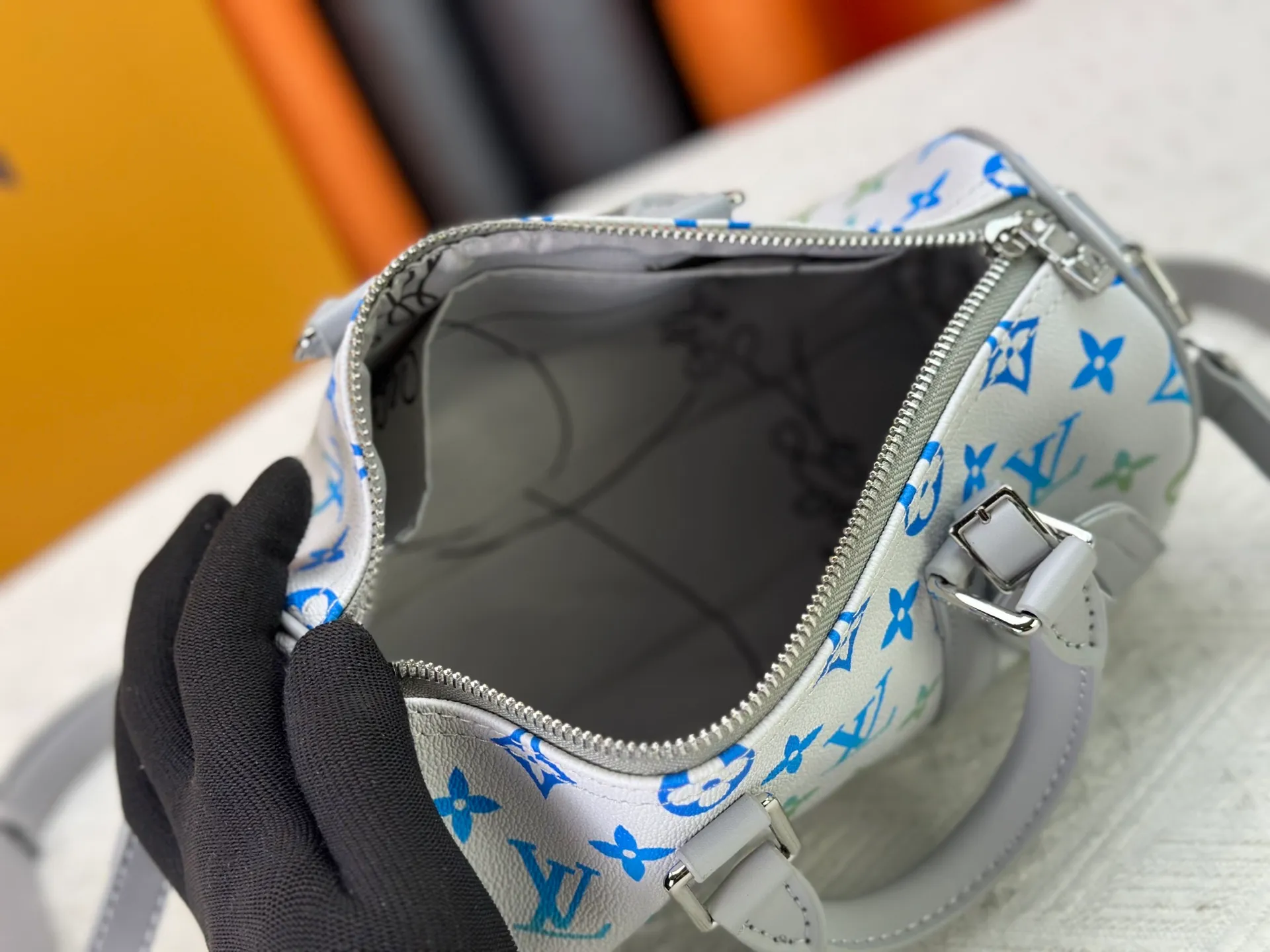 P250 Upgraded Original M14078 M01942 M15076 M24434 M46271 M20900 M46249 This handbag condenses the classic silhouette of the Keepall travel bag. It is made of Monogram embossed Taurillon leather. Its compact shape is suitable for storing small items such as mobile phones and wallets. With its clever use of leather handles and detachable shoulder strap, it's easy to carry with you in trendy style. Detailed features Dimensions: 25✘15✘11 cm