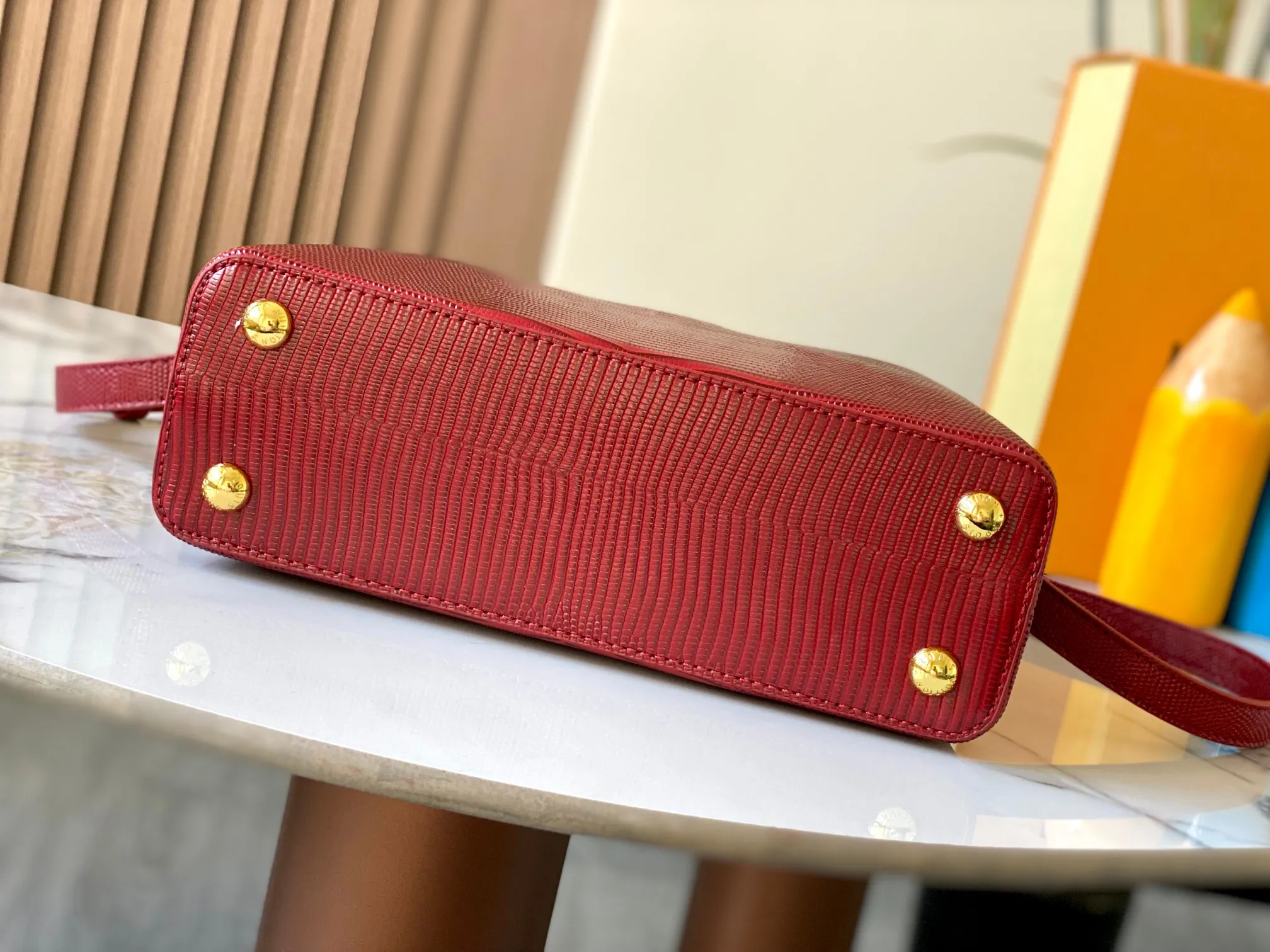 Top original P440 Guangzhou-made M99528 maroon lizard skin gold buckle CapucinesBB handbag exquisitely combines graceful lizard skin outer layer, delicate sheepskin lining and glossy metal parts. The iconic flip cover makes two styles fashionable. The LV logo can be read on the inside and Monogram flowers bloom on the outside. It can light up an eye-catching corner for evening occasions and add a personalized atmosphere to the wardrobe. Shine gorgeous style in day and night occasions.  Detailed features 27 x 18 x 9 cm (length x height x width)