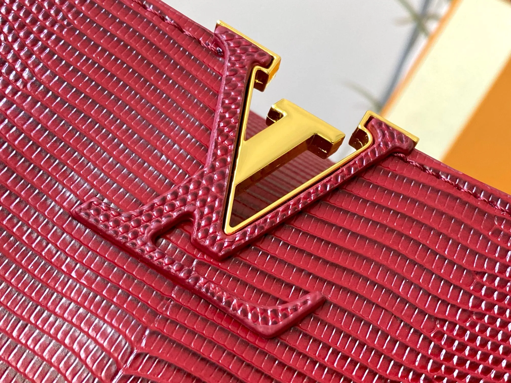 Top original P440 Guangzhou-made M99528 maroon lizard skin gold buckle CapucinesBB handbag exquisitely combines graceful lizard skin outer layer, delicate sheepskin lining and glossy metal parts. The iconic flip cover makes two styles fashionable. The LV logo can be read on the inside and Monogram flowers bloom on the outside. It can light up an eye-catching corner for evening occasions and add a personalized atmosphere to the wardrobe. Shine gorgeous style in day and night occasions.  Detailed features 27 x 18 x 9 cm (length x height x width)