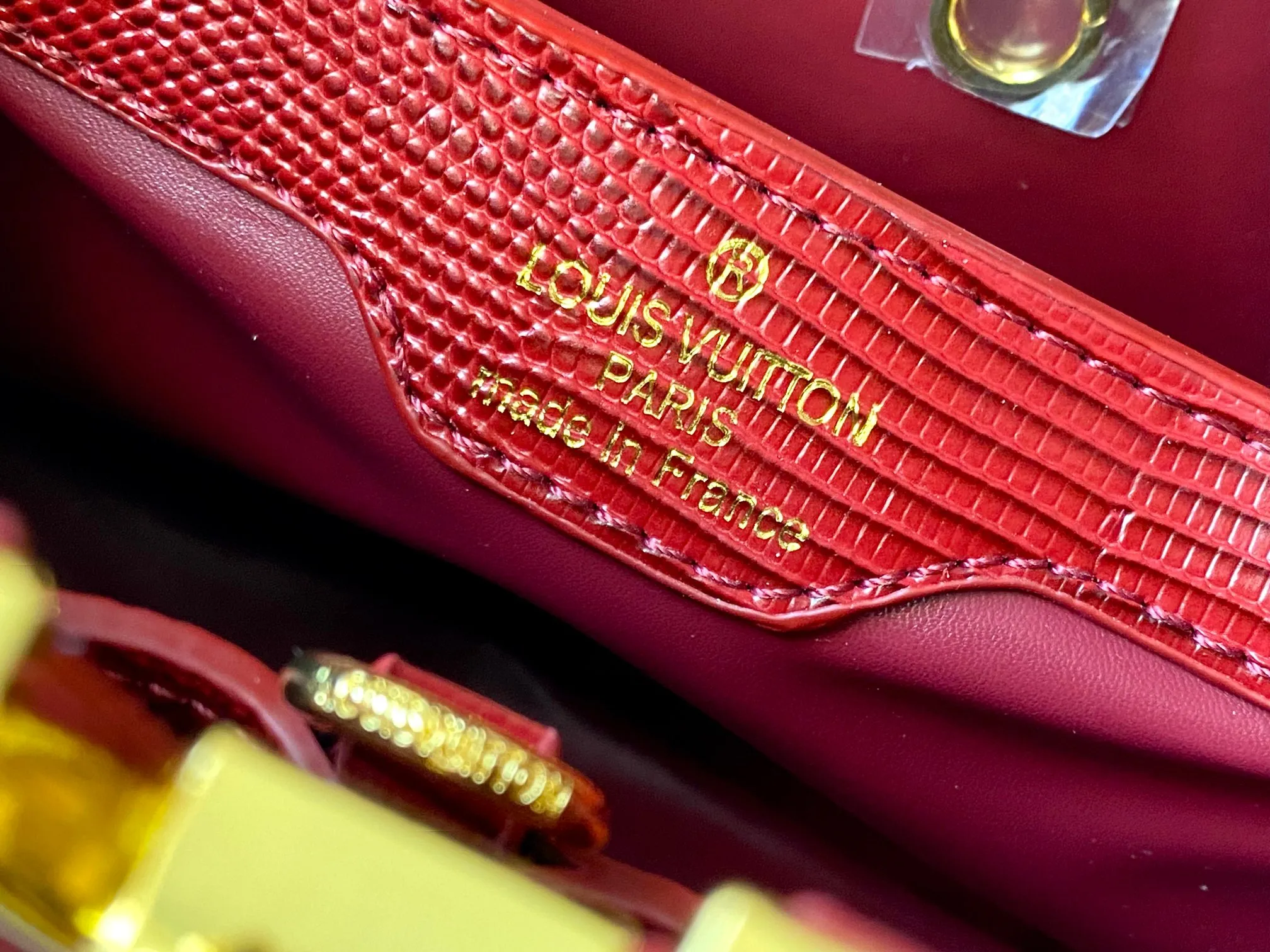 Top original P440 Guangzhou-made M99528 maroon lizard skin gold buckle CapucinesBB handbag exquisitely combines graceful lizard skin outer layer, delicate sheepskin lining and glossy metal parts. The iconic flip cover makes two styles fashionable. The LV logo can be read on the inside and Monogram flowers bloom on the outside. It can light up an eye-catching corner for evening occasions and add a personalized atmosphere to the wardrobe. Shine gorgeous style in day and night occasions.  Detailed features 27 x 18 x 9 cm (length x height x width)