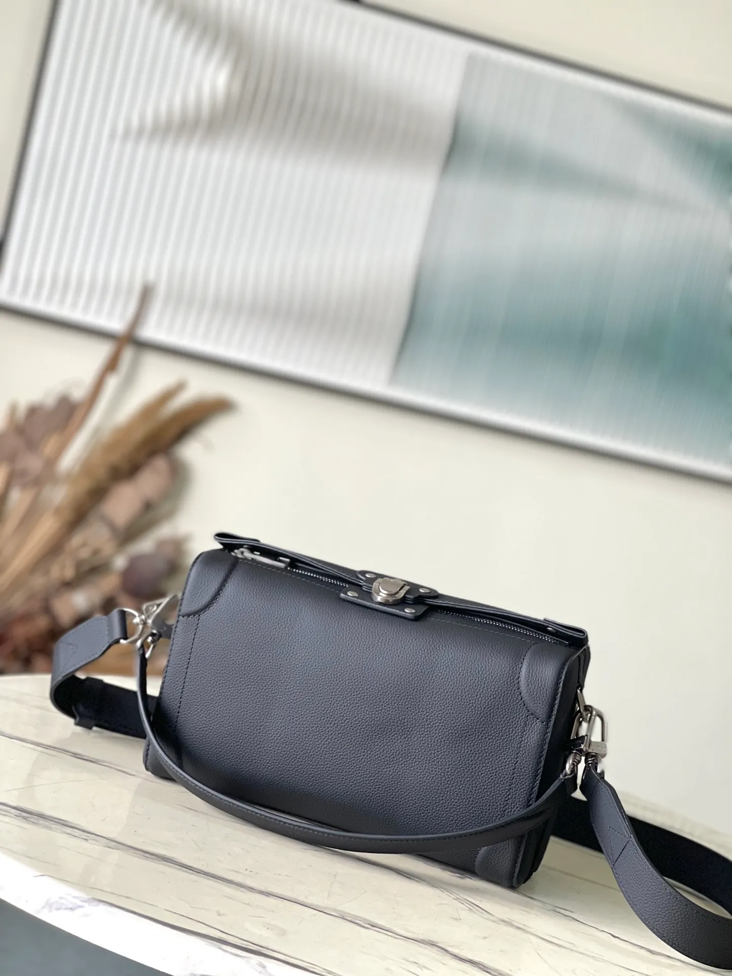💰1400 (top layer leather) top original order M11615 This Soul Trunk East West handbag is made of LV Colorado cow leather to create a unique configuration, with a fabric lining and a patch pocket design. The magnetic closure allows for quick access to items, and the leather shoulder strap allows for hand, shoulder or cross-body wear. Dimensions: 29 × 17.5 × 10 cm