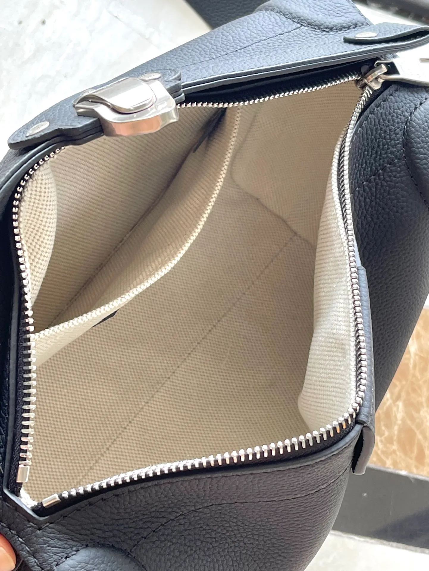 💰1400 (top layer leather) top original order M11615 This Soul Trunk East West handbag is made of LV Colorado cow leather to create a unique configuration, with a fabric lining and a patch pocket design. The magnetic closure allows for quick access to items, and the leather shoulder strap allows for hand, shoulder or cross-body wear. Dimensions: 29 × 17.5 × 10 cm