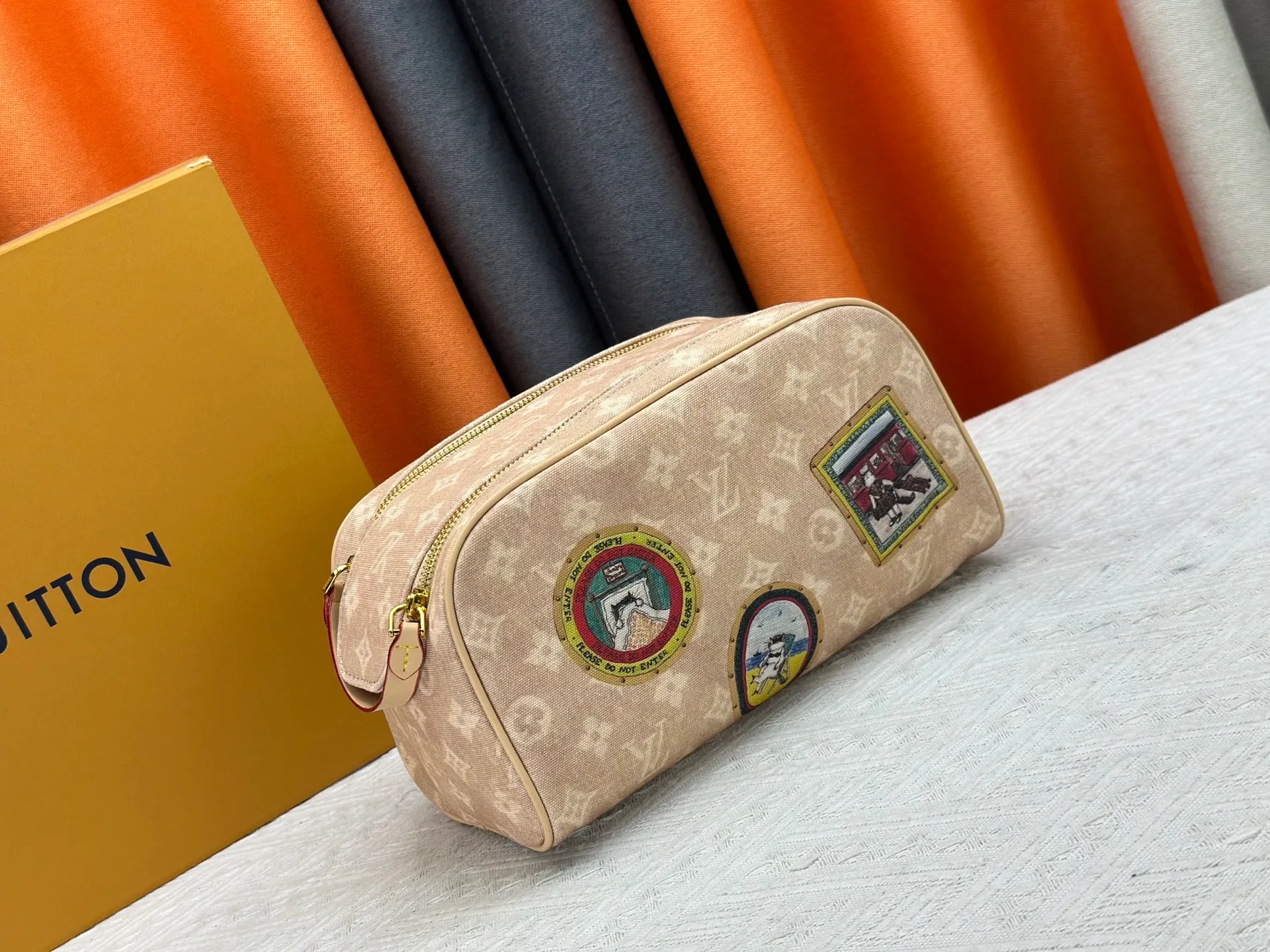P260 Upgraded original 2-piece set with beige denim stamp M47528 M13669 This Dopp Kit toiletry bag is made of Monogram Eclipse canvas, bringing a restrained choice to Monogram lovers. Plenty of space to store travel essentials, double zippers for secure protection, and wide opening for easy access. 28.0 x 15.0 x 16.5 cm (length x height x width)