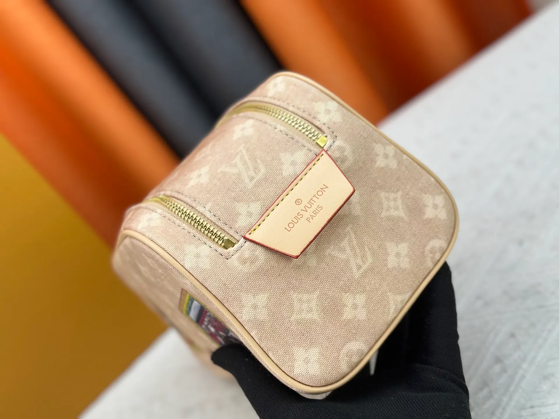 P260 Upgraded original 2-piece set with beige denim stamp M47528 M13669 This Dopp Kit toiletry bag is made of Monogram Eclipse canvas, bringing a restrained choice to Monogram lovers. Plenty of space to store travel essentials, double zippers for secure protection, and wide opening for easy access. 28.0 x 15.0 x 16.5 cm (length x height x width)