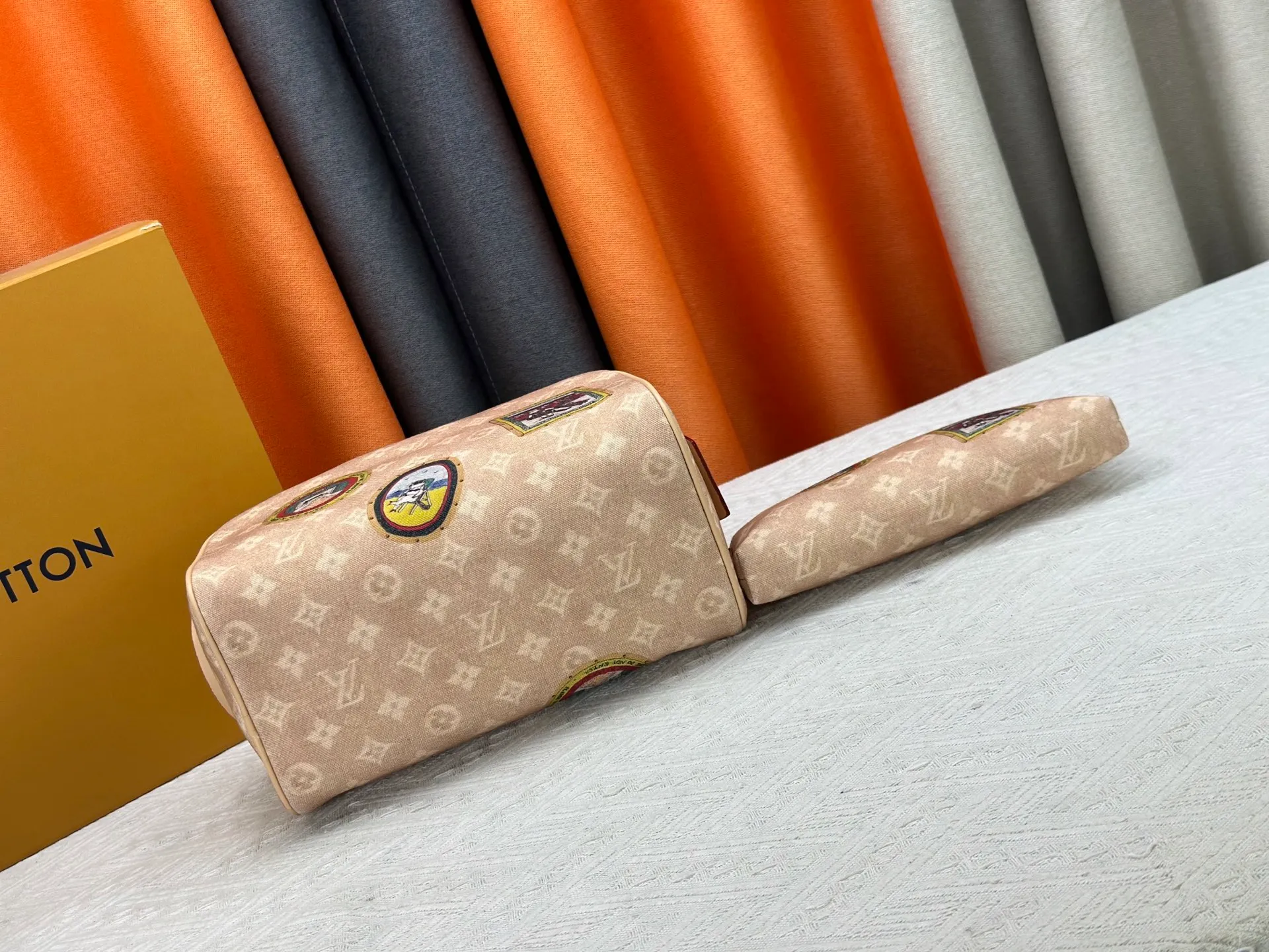P260 Upgraded original 2-piece set with beige denim stamp M47528 M13669 This Dopp Kit toiletry bag is made of Monogram Eclipse canvas, bringing a restrained choice to Monogram lovers. Plenty of space to store travel essentials, double zippers for secure protection, and wide opening for easy access. 28.0 x 15.0 x 16.5 cm (length x height x width)