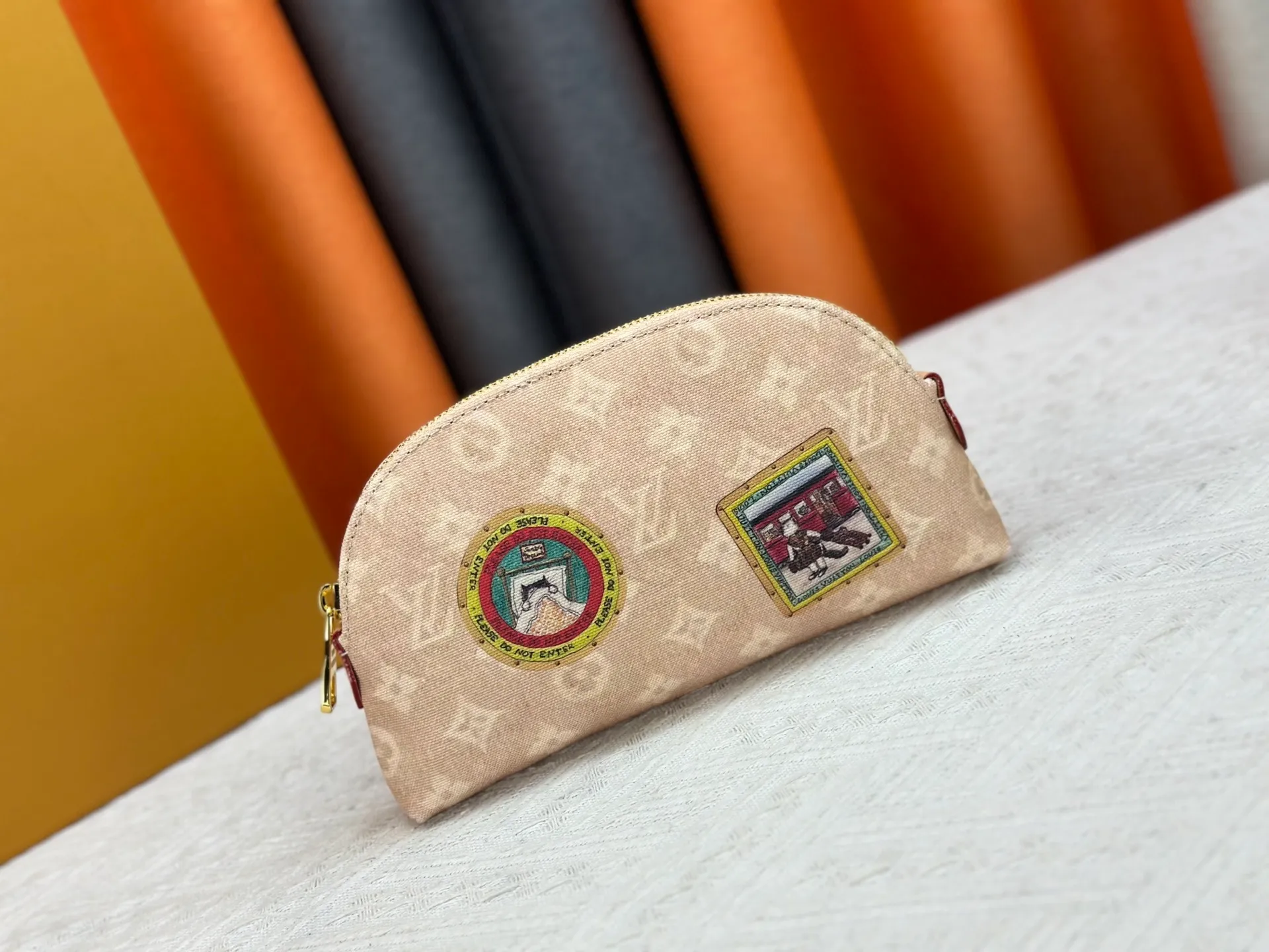 P260 Upgraded original 2-piece set with beige denim stamp M47528 M13669 This Dopp Kit toiletry bag is made of Monogram Eclipse canvas, bringing a restrained choice to Monogram lovers. Plenty of space to store travel essentials, double zippers for secure protection, and wide opening for easy access. 28.0 x 15.0 x 16.5 cm (length x height x width)