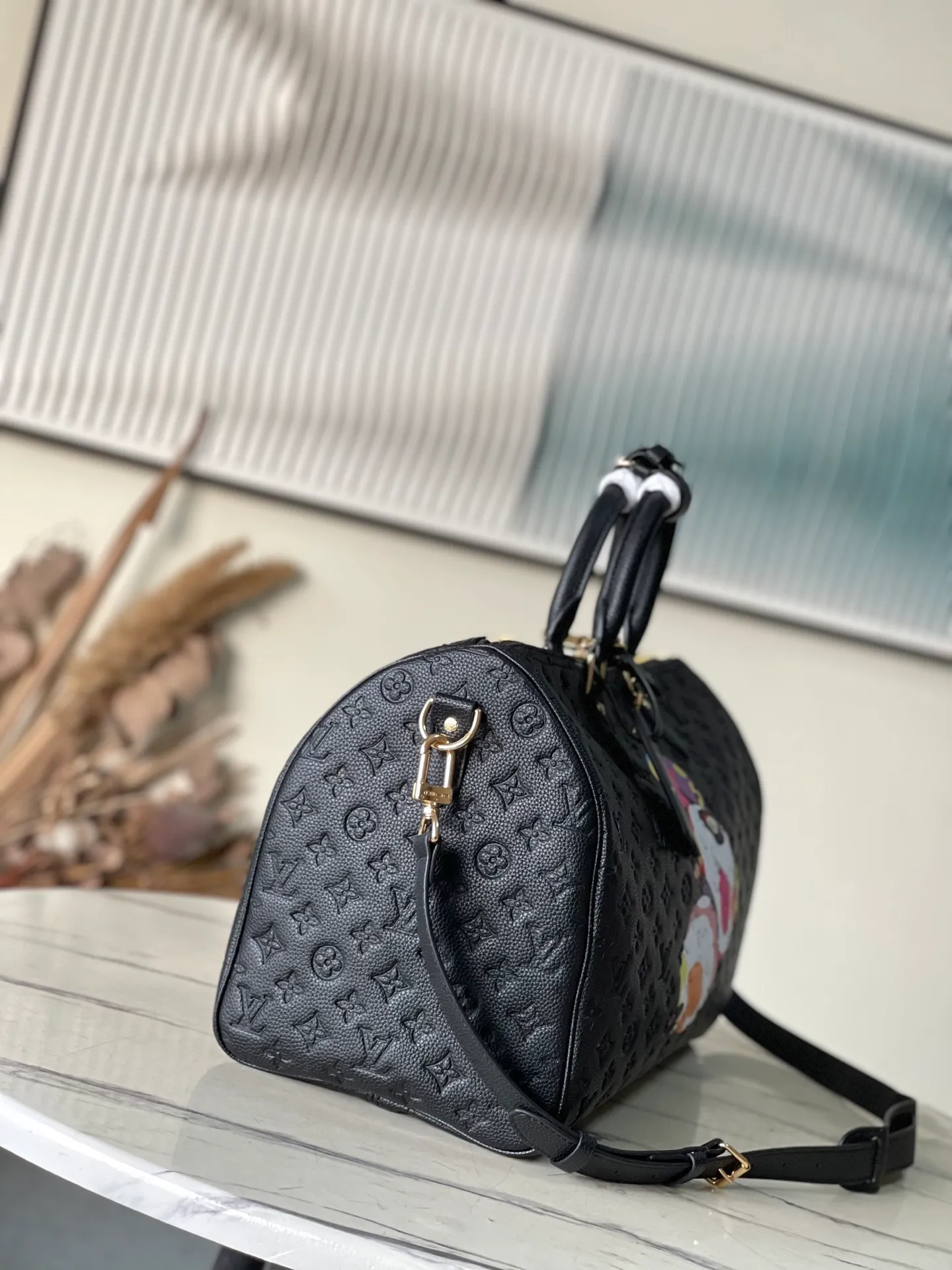 💰1560 (top layer leather) top original order M13761 This Keepall Bandoulllere45 travel bag is from the Louis Vuitton x Murakami reissue series. It is made of fine leather to shape the size of the boarding luggage, so that the full Monogram pattern reflects the three-dimensional texture. The colorful panda image pays homage to Takashi Murakami's "super-flat" aesthetic style, and the LV×TM brand name playfully reinterprets the LV letters. The top handle and detachable cross-body strap complete the whole. Dimensions: 45 × 27 × 20cm