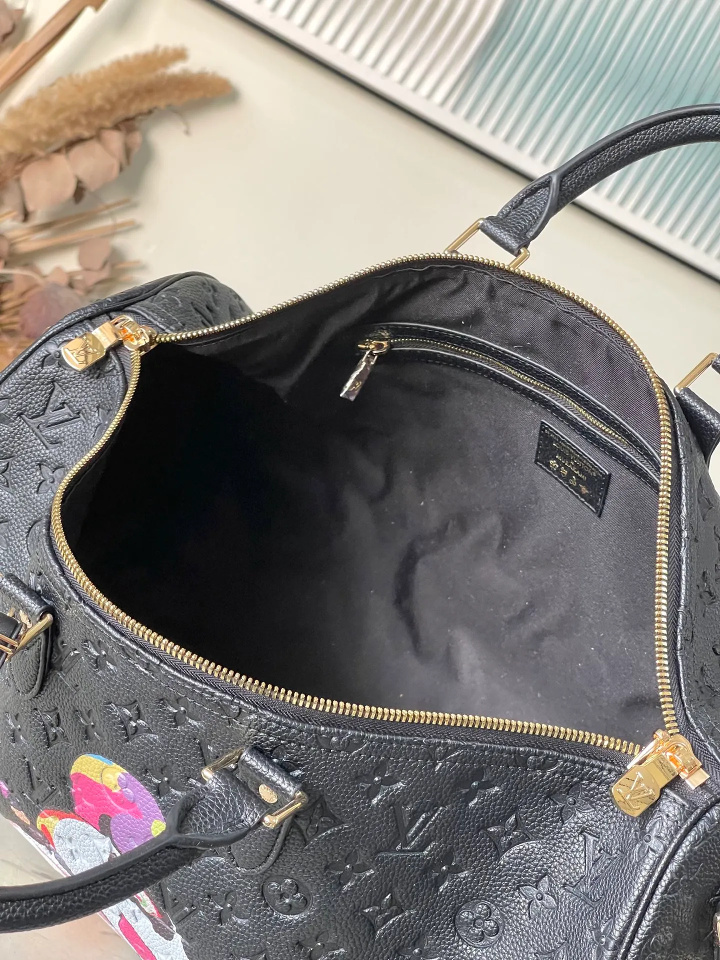 💰1560 (top layer leather) top original order M13761 This Keepall Bandoulllere45 travel bag is from the Louis Vuitton x Murakami reissue series. It is made of fine leather to shape the size of the boarding luggage, so that the full Monogram pattern reflects the three-dimensional texture. The colorful panda image pays homage to Takashi Murakami's "super-flat" aesthetic style, and the LV×TM brand name playfully reinterprets the LV letters. The top handle and detachable cross-body strap complete the whole. Dimensions: 45 × 27 × 20cm