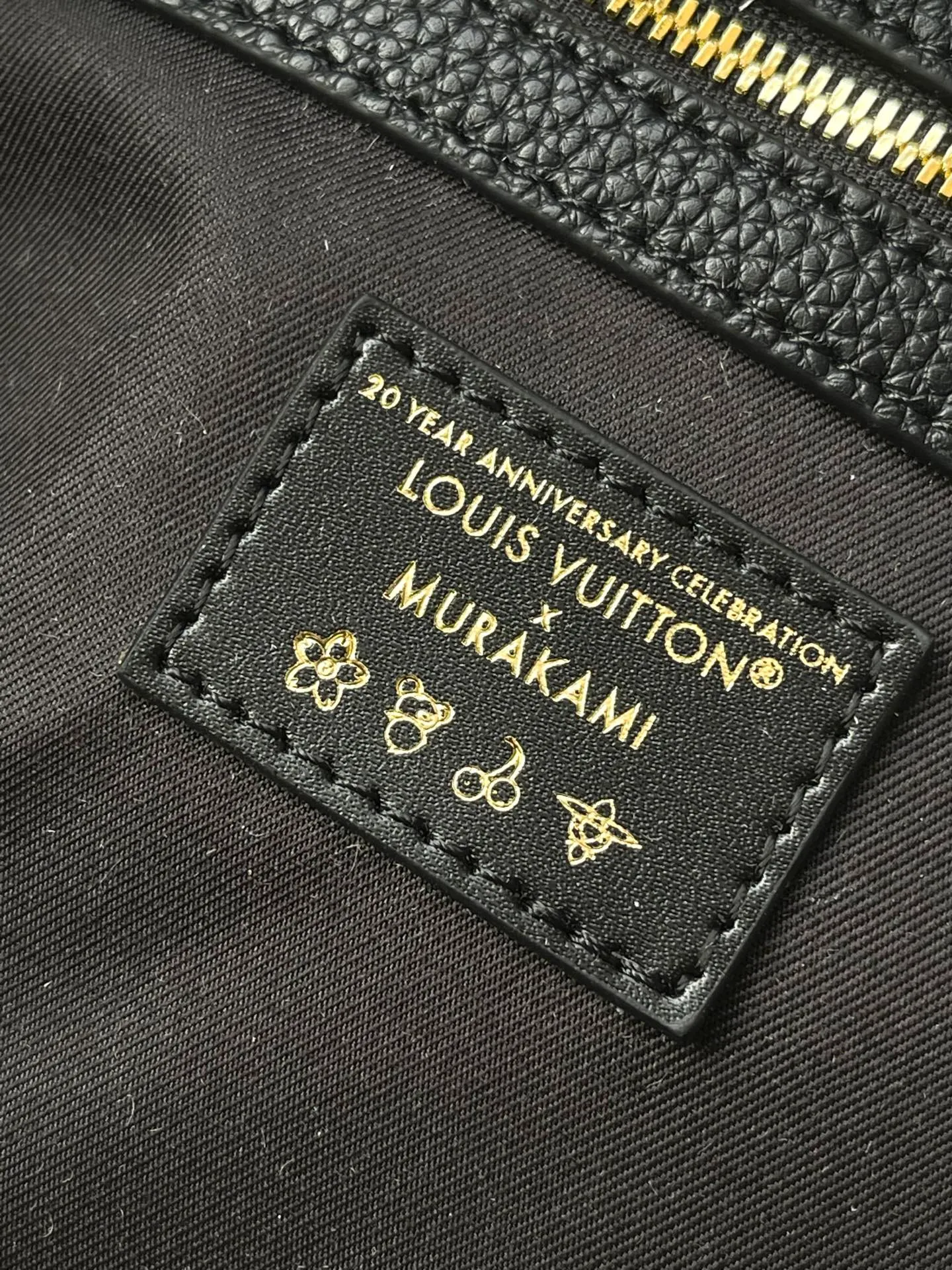 💰1560 (top layer leather) top original order M13761 This Keepall Bandoulllere45 travel bag is from the Louis Vuitton x Murakami reissue series. It is made of fine leather to shape the size of the boarding luggage, so that the full Monogram pattern reflects the three-dimensional texture. The colorful panda image pays homage to Takashi Murakami's "super-flat" aesthetic style, and the LV×TM brand name playfully reinterprets the LV letters. The top handle and detachable cross-body strap complete the whole. Dimensions: 45 × 27 × 20cm