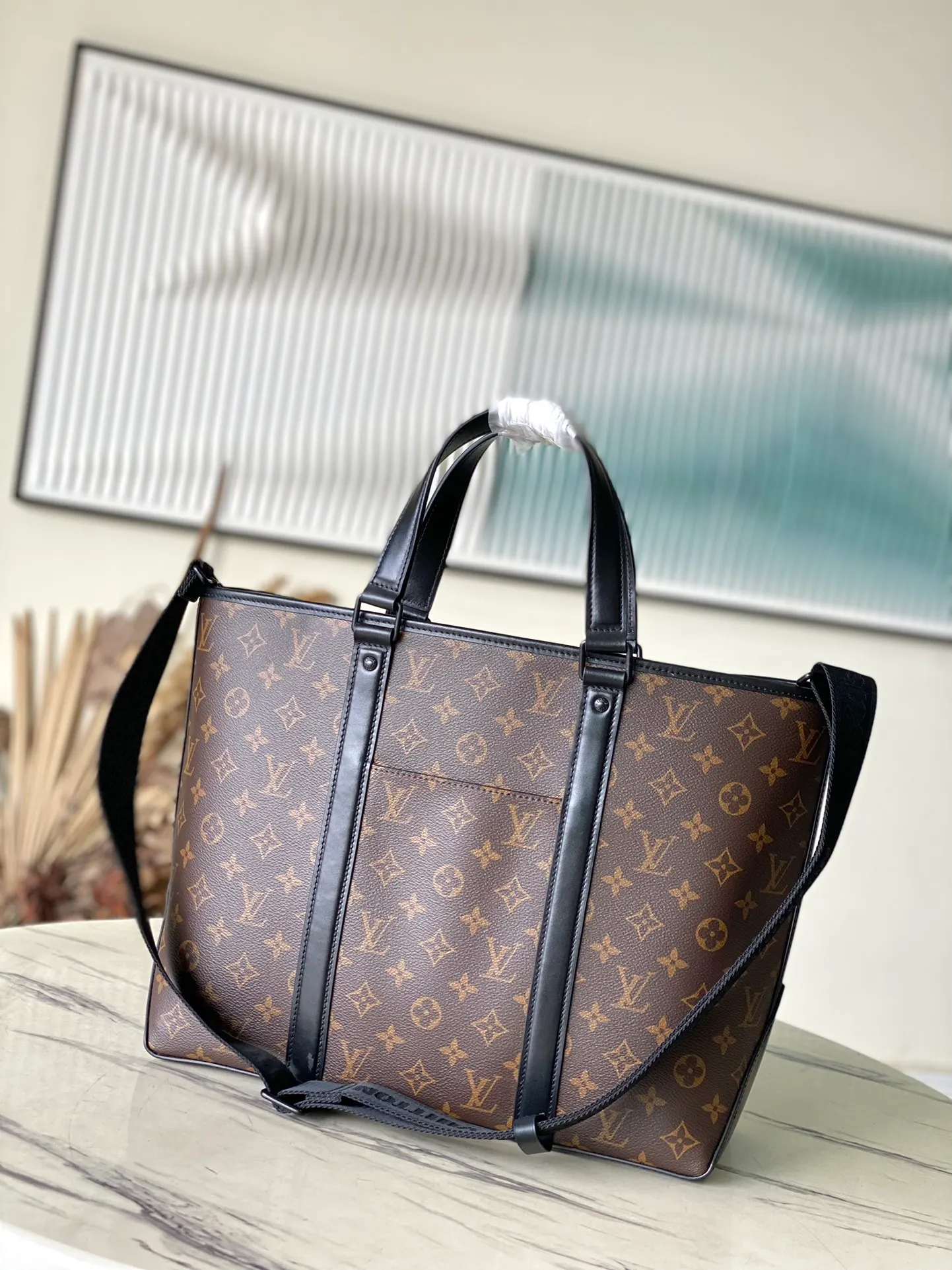 💰1100 Top Original M45734 Presbyopic Week-End Tote Handbag looks back at the classic Week-End handbag design, using Monogram Macassar canvas to create ample space and a practical mobile phone outer pocket. With its adjustable shoulder strap and flat handle that can be comfortably carried on your shoulder, you can go on a city trip or take a weekend nap wherever you like. Dimensions: 37 x 29 x 13 cm
