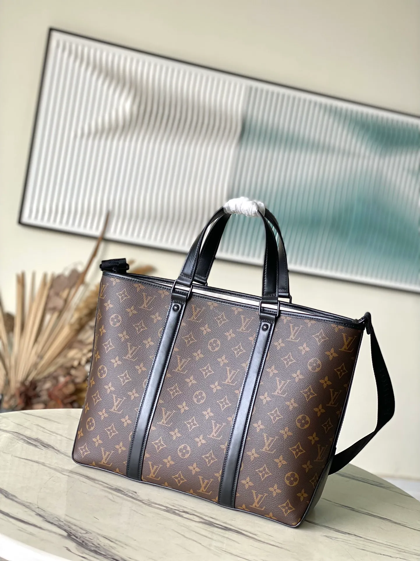💰1100 Top Original M45734 Presbyopic Week-End Tote Handbag looks back at the classic Week-End handbag design, using Monogram Macassar canvas to create ample space and a practical mobile phone outer pocket. With its adjustable shoulder strap and flat handle that can be comfortably carried on your shoulder, you can go on a city trip or take a weekend nap wherever you like. Dimensions: 37 x 29 x 13 cm
