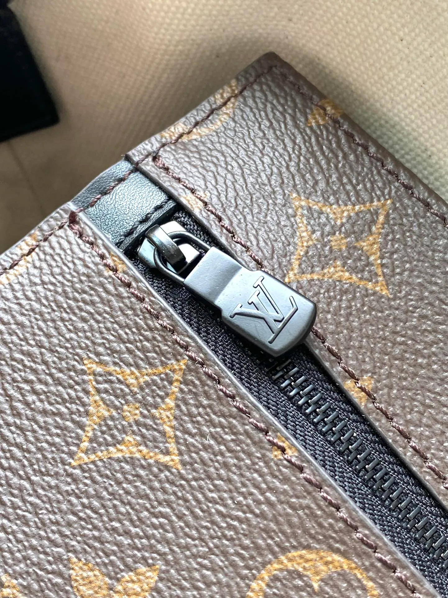💰1100 Top Original M45734 Presbyopic Week-End Tote Handbag looks back at the classic Week-End handbag design, using Monogram Macassar canvas to create ample space and a practical mobile phone outer pocket. With its adjustable shoulder strap and flat handle that can be comfortably carried on your shoulder, you can go on a city trip or take a weekend nap wherever you like. Dimensions: 37 x 29 x 13 cm
