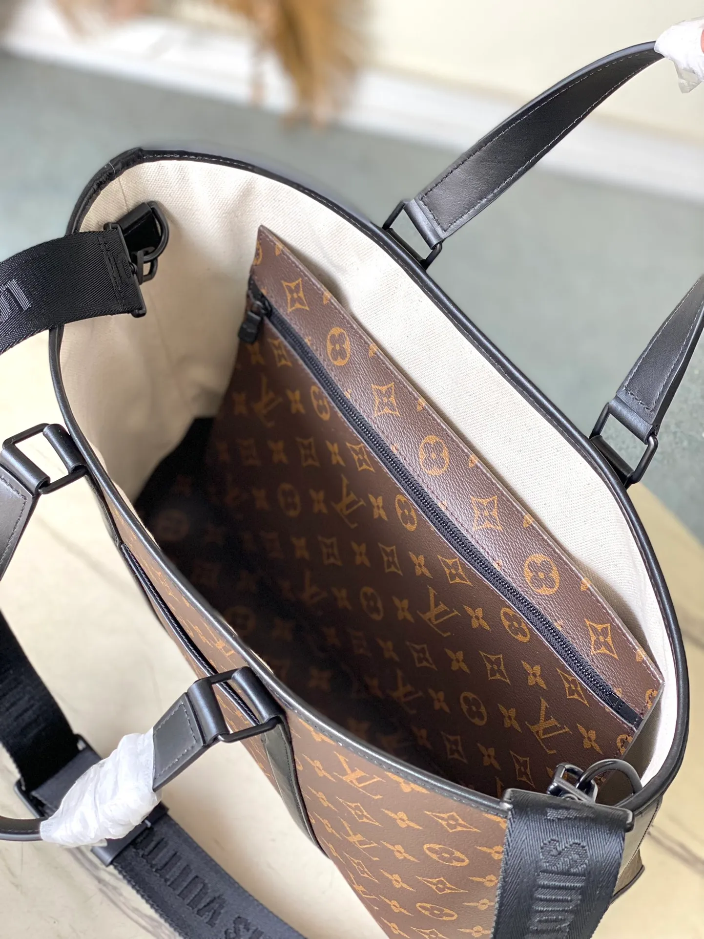 💰1100 Top Original M45734 Presbyopic Week-End Tote Handbag looks back at the classic Week-End handbag design, using Monogram Macassar canvas to create ample space and a practical mobile phone outer pocket. With its adjustable shoulder strap and flat handle that can be comfortably carried on your shoulder, you can go on a city trip or take a weekend nap wherever you like. Dimensions: 37 x 29 x 13 cm