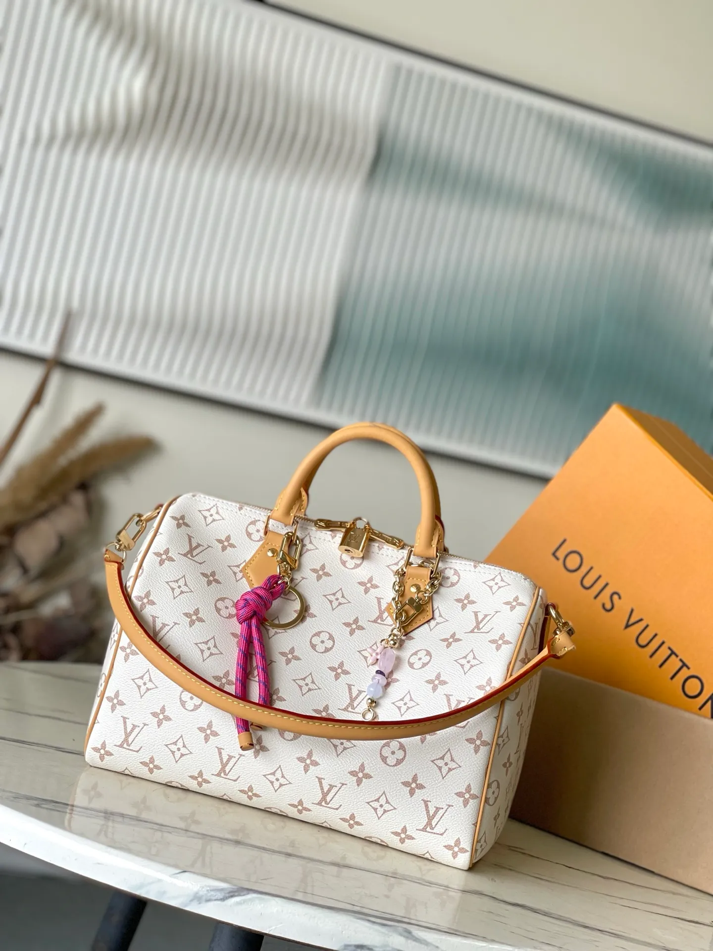 💰1100 Top original order M15108 This Speedy Soft 30 Lucky handbag is trimmed with Monogram Dune canvas VWN leather, and is decorated with jewelry-like decoration, contrasting color lining, rope knots and dazzling metal parts to highlight the exquisite details. The ample structure can easily accommodate a tablet computer and daily needs. Dimensions: 30 × 21 × 17 cm