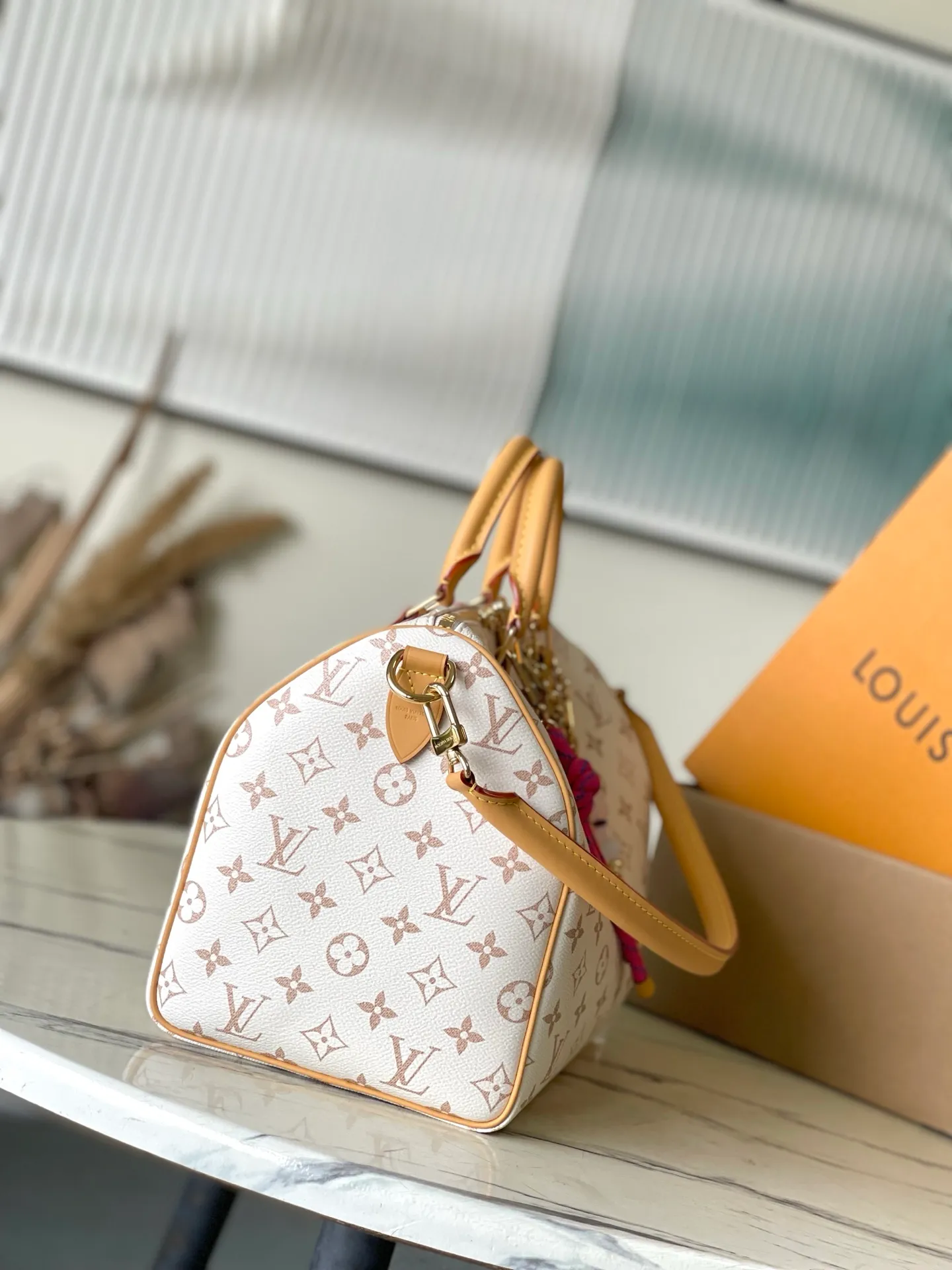 💰1100 Top original order M15108 This Speedy Soft 30 Lucky handbag is trimmed with Monogram Dune canvas VWN leather, and is decorated with jewelry-like decoration, contrasting color lining, rope knots and dazzling metal parts to highlight the exquisite details. The ample structure can easily accommodate a tablet computer and daily needs. Dimensions: 30 × 21 × 17 cm
