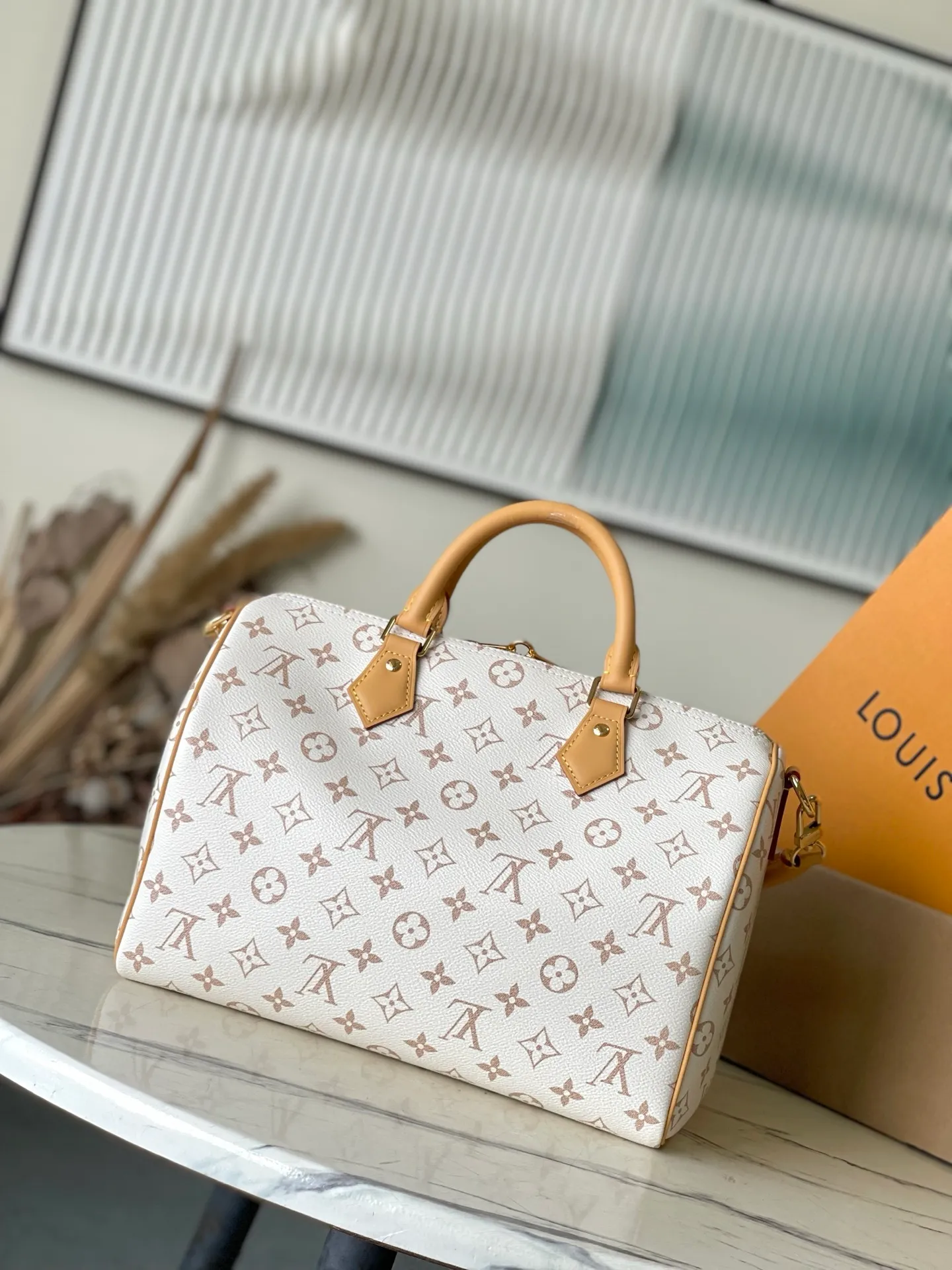 💰1100 Top original order M15108 This Speedy Soft 30 Lucky handbag is trimmed with Monogram Dune canvas VWN leather, and is decorated with jewelry-like decoration, contrasting color lining, rope knots and dazzling metal parts to highlight the exquisite details. The ample structure can easily accommodate a tablet computer and daily needs. Dimensions: 30 × 21 × 17 cm