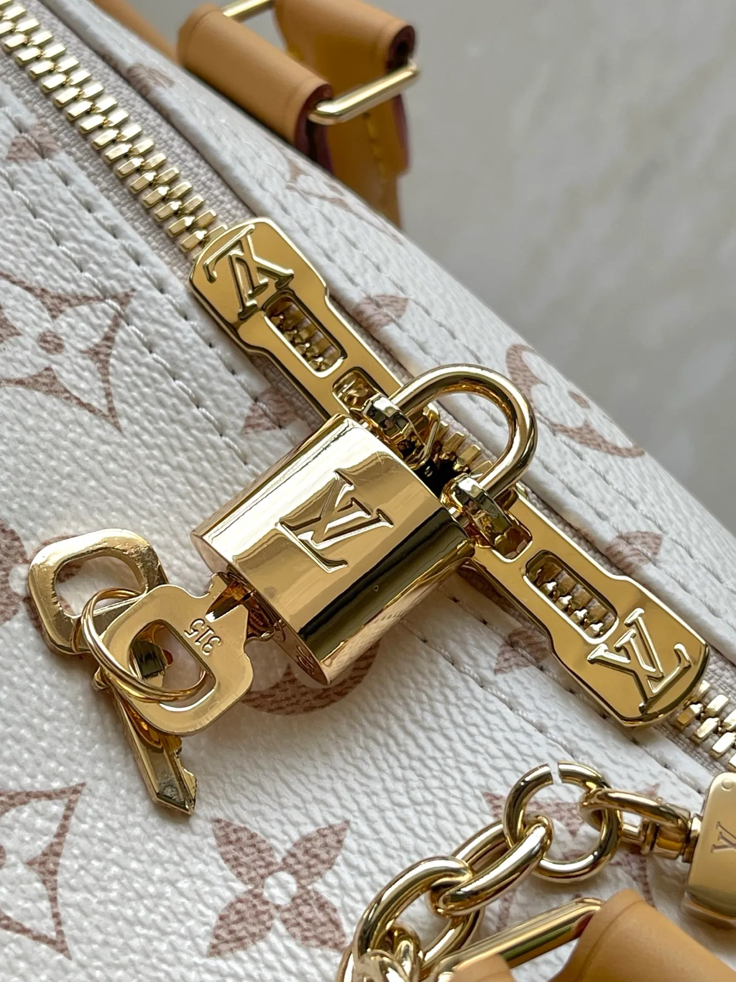 💰1100 Top original order M15108 This Speedy Soft 30 Lucky handbag is trimmed with Monogram Dune canvas VWN leather, and is decorated with jewelry-like decoration, contrasting color lining, rope knots and dazzling metal parts to highlight the exquisite details. The ample structure can easily accommodate a tablet computer and daily needs. Dimensions: 30 × 21 × 17 cm