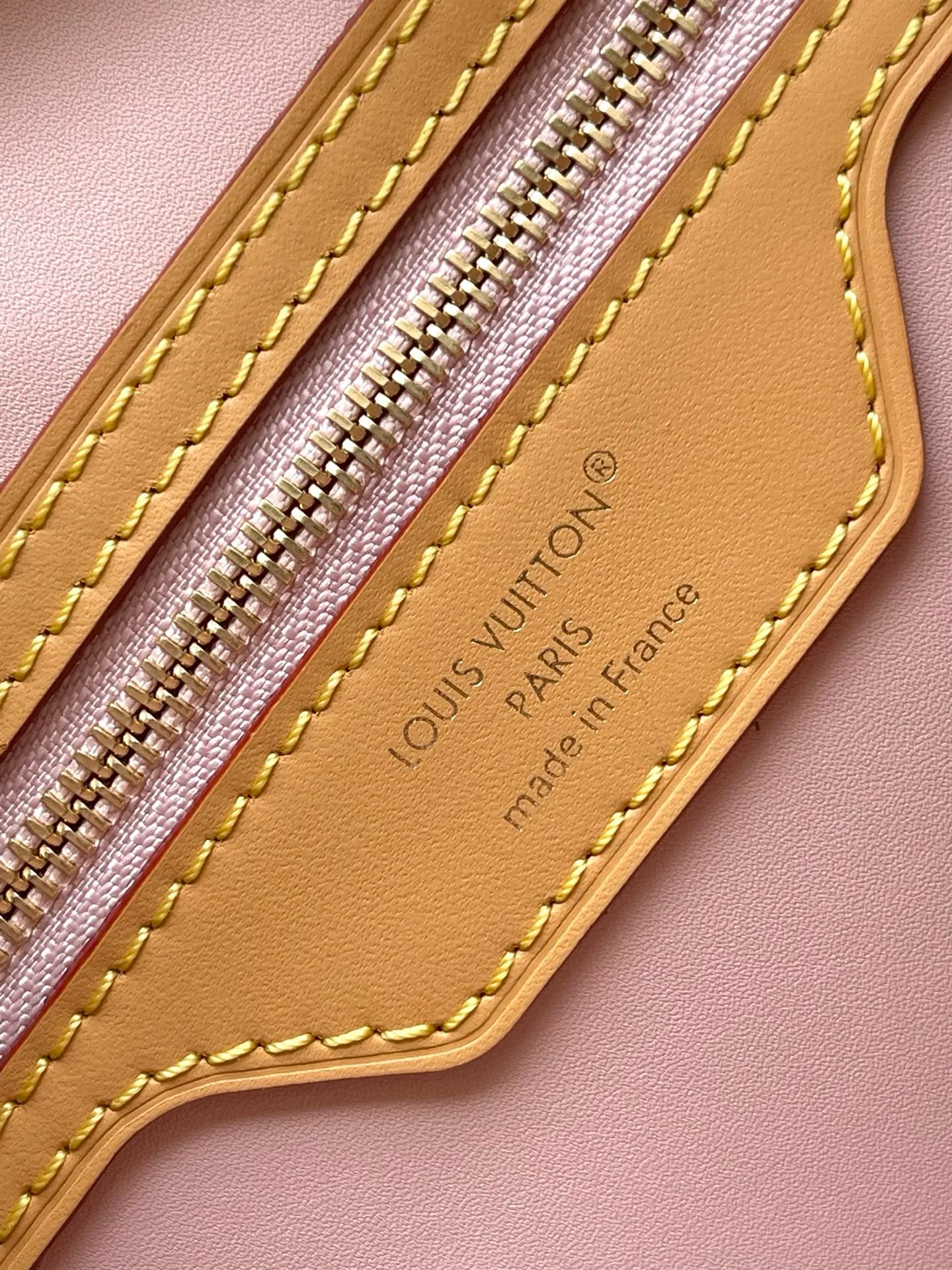 💰1100 Top original order M15108 This Speedy Soft 30 Lucky handbag is trimmed with Monogram Dune canvas VWN leather, and is decorated with jewelry-like decoration, contrasting color lining, rope knots and dazzling metal parts to highlight the exquisite details. The ample structure can easily accommodate a tablet computer and daily needs. Dimensions: 30 × 21 × 17 cm