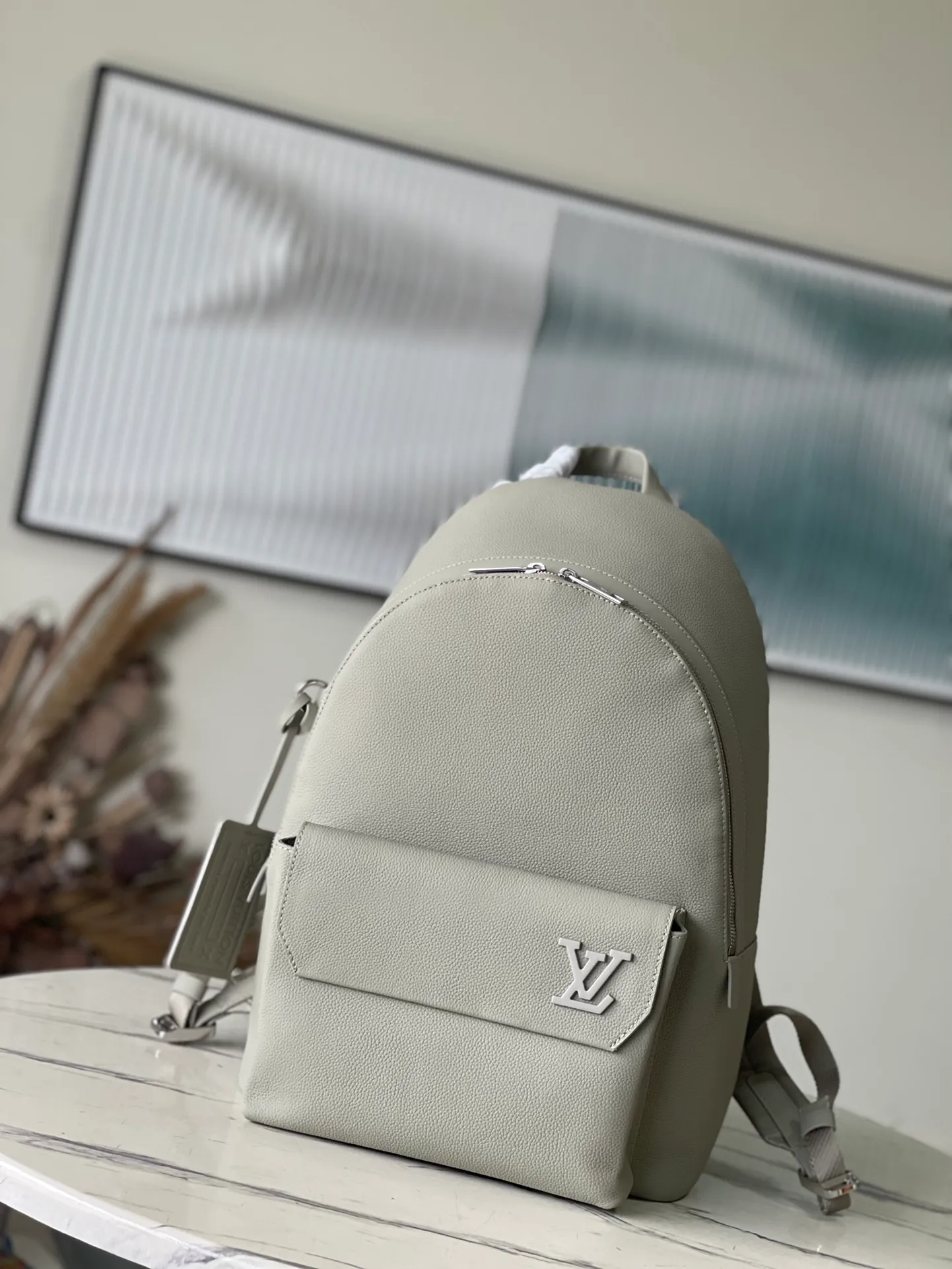 💰1160 (top layer leather) top original order M22503 gray green Aerogram backpack The new Aerogram backpack revolutionizes the trend with its elegant temperament. Fine calfskin, as soft as old aviation letterhead, is embellished with a matte metal LV logo. The main compartment and flap front pocket provide plenty of space for weekend trips or wandering around the city. Dimensions: 43.0 x 30.0 x 14.0