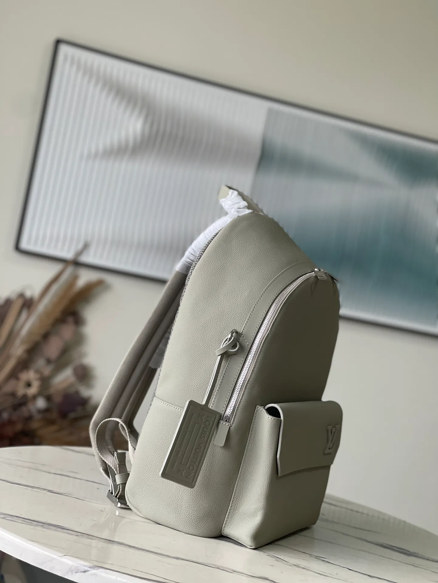 💰1160 (top layer leather) top original order M22503 gray green Aerogram backpack The new Aerogram backpack revolutionizes the trend with its elegant temperament. Fine calfskin, as soft as old aviation letterhead, is embellished with a matte metal LV logo. The main compartment and flap front pocket provide plenty of space for weekend trips or wandering around the city. Dimensions: 43.0 x 30.0 x 14.0