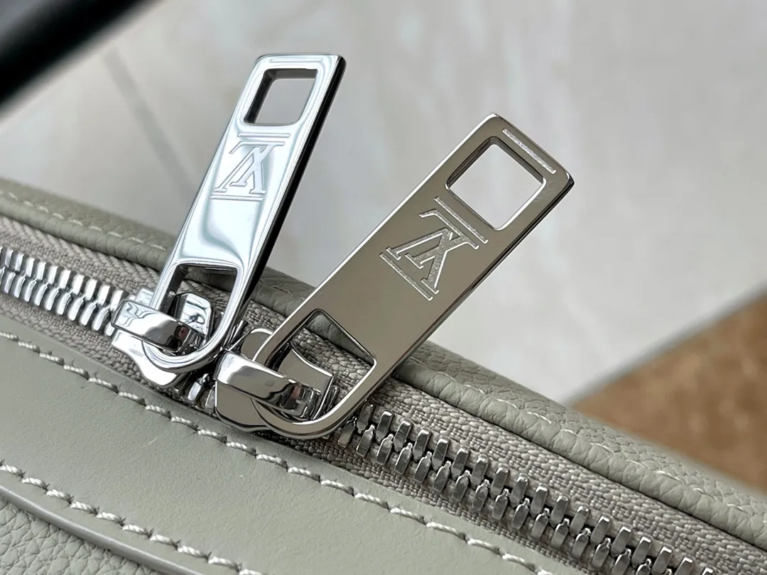 💰1160 (top layer leather) top original order M22503 gray green Aerogram backpack The new Aerogram backpack revolutionizes the trend with its elegant temperament. Fine calfskin, as soft as old aviation letterhead, is embellished with a matte metal LV logo. The main compartment and flap front pocket provide plenty of space for weekend trips or wandering around the city. Dimensions: 43.0 x 30.0 x 14.0