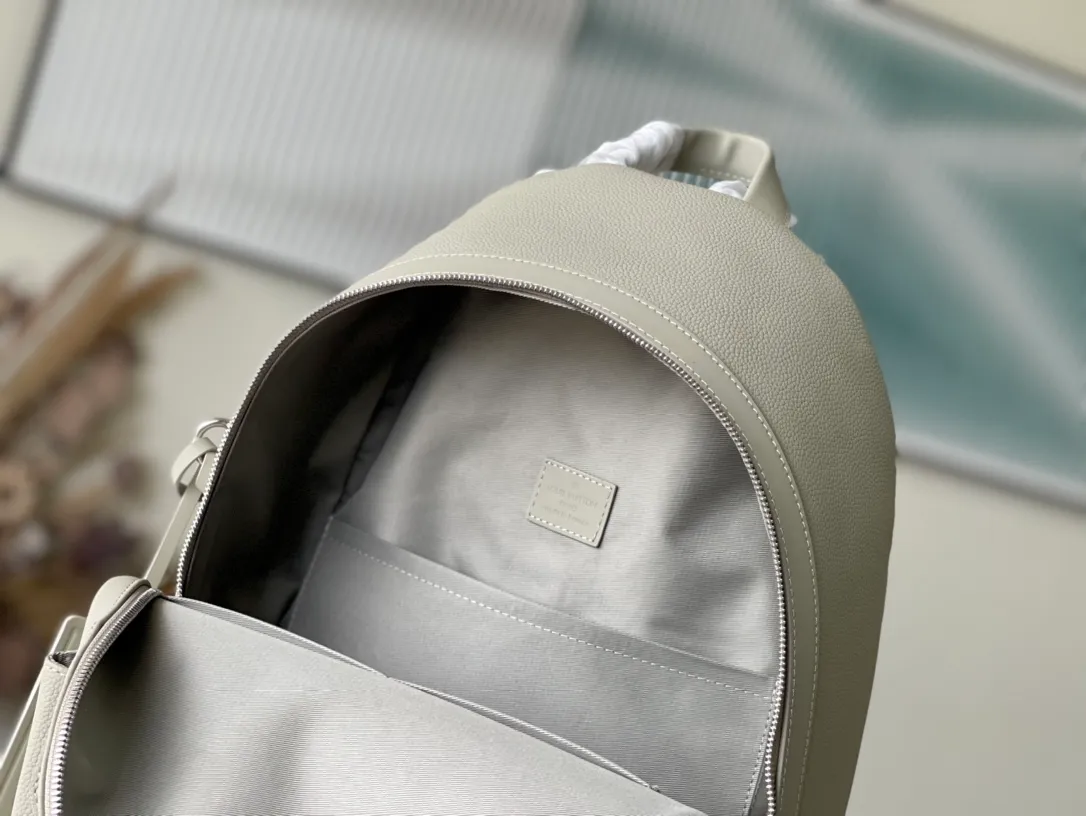 💰1160 (top layer leather) top original order M22503 gray green Aerogram backpack The new Aerogram backpack revolutionizes the trend with its elegant temperament. Fine calfskin, as soft as old aviation letterhead, is embellished with a matte metal LV logo. The main compartment and flap front pocket provide plenty of space for weekend trips or wandering around the city. Dimensions: 43.0 x 30.0 x 14.0