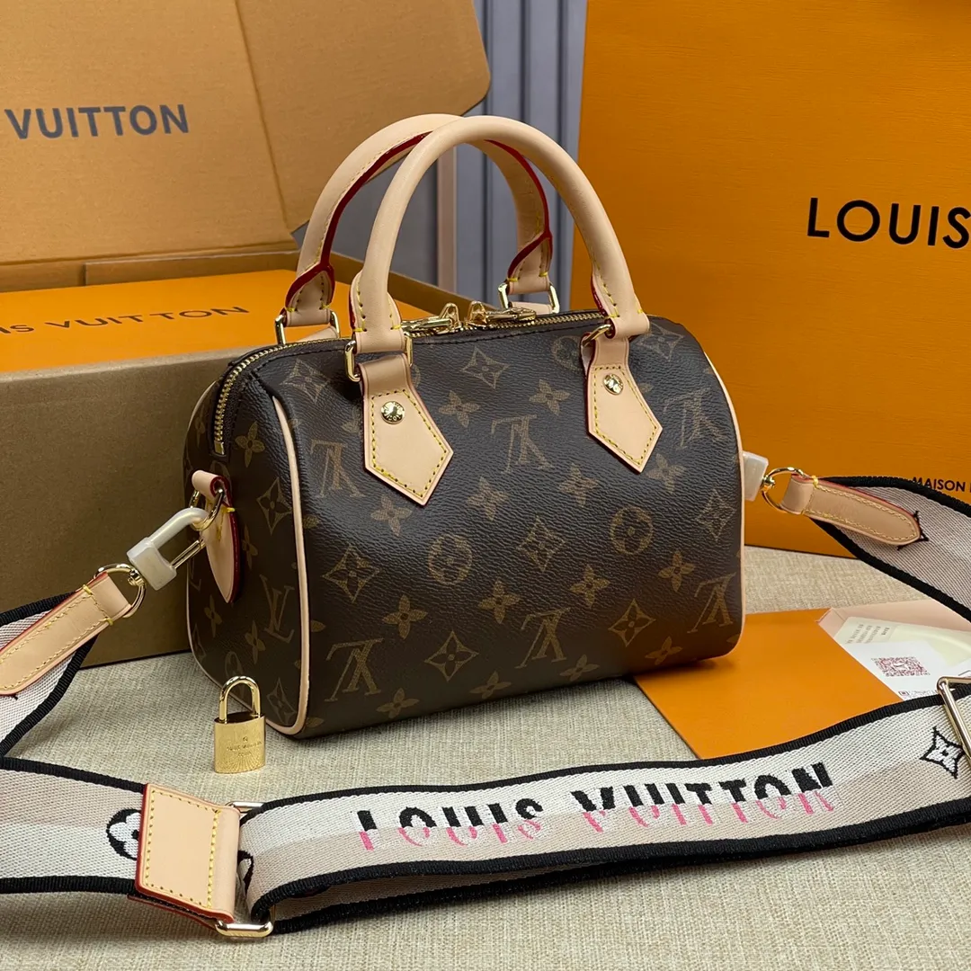 [Upgraded version] P540💰Upgraded version New pillow bag M45957❣️Comes with complete packaging❣️With new version of adjustable shoulder strap Speedy 20 handbag👉New colorful shoulder strap is even more fashionable! Dimensions 20.5x 13.5x 12cm