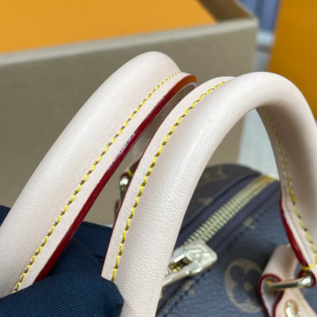 [Upgraded version] P540💰Upgraded version New pillow bag M45957❣️Comes with complete packaging❣️With new version of adjustable shoulder strap Speedy 20 handbag👉New colorful shoulder strap is even more fashionable! Dimensions 20.5x 13.5x 12cm