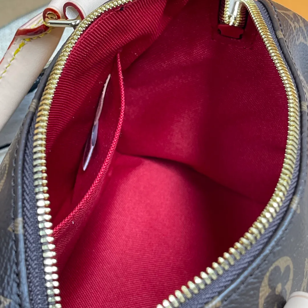 [Upgraded version] P540💰Upgraded version New pillow bag M45957❣️Comes with complete packaging❣️With new version of adjustable shoulder strap Speedy 20 handbag👉New colorful shoulder strap is even more fashionable! Dimensions 20.5x 13.5x 12cm