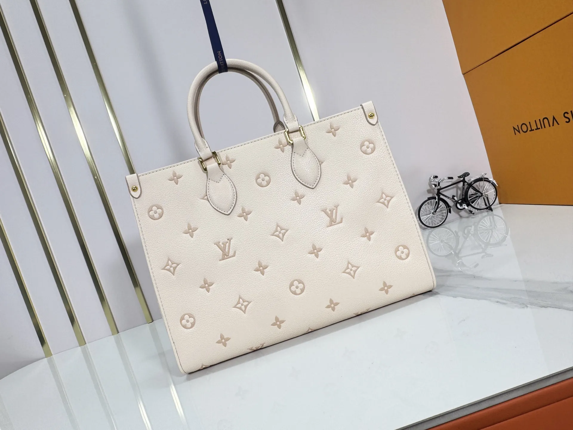 P260 upgrades the original M14403. This OnTheGo small handbag renews the brand's classic Monogram Empreinte leather, using the same tone to outline the pattern. The detachable metal chain accentuates the details, the striped fabric lining adds an elegant touch, and the detachable shoulder strap allows for shoulder or cross-body wear. 35.0 x 27.0 x 14 cm (length x height x width)