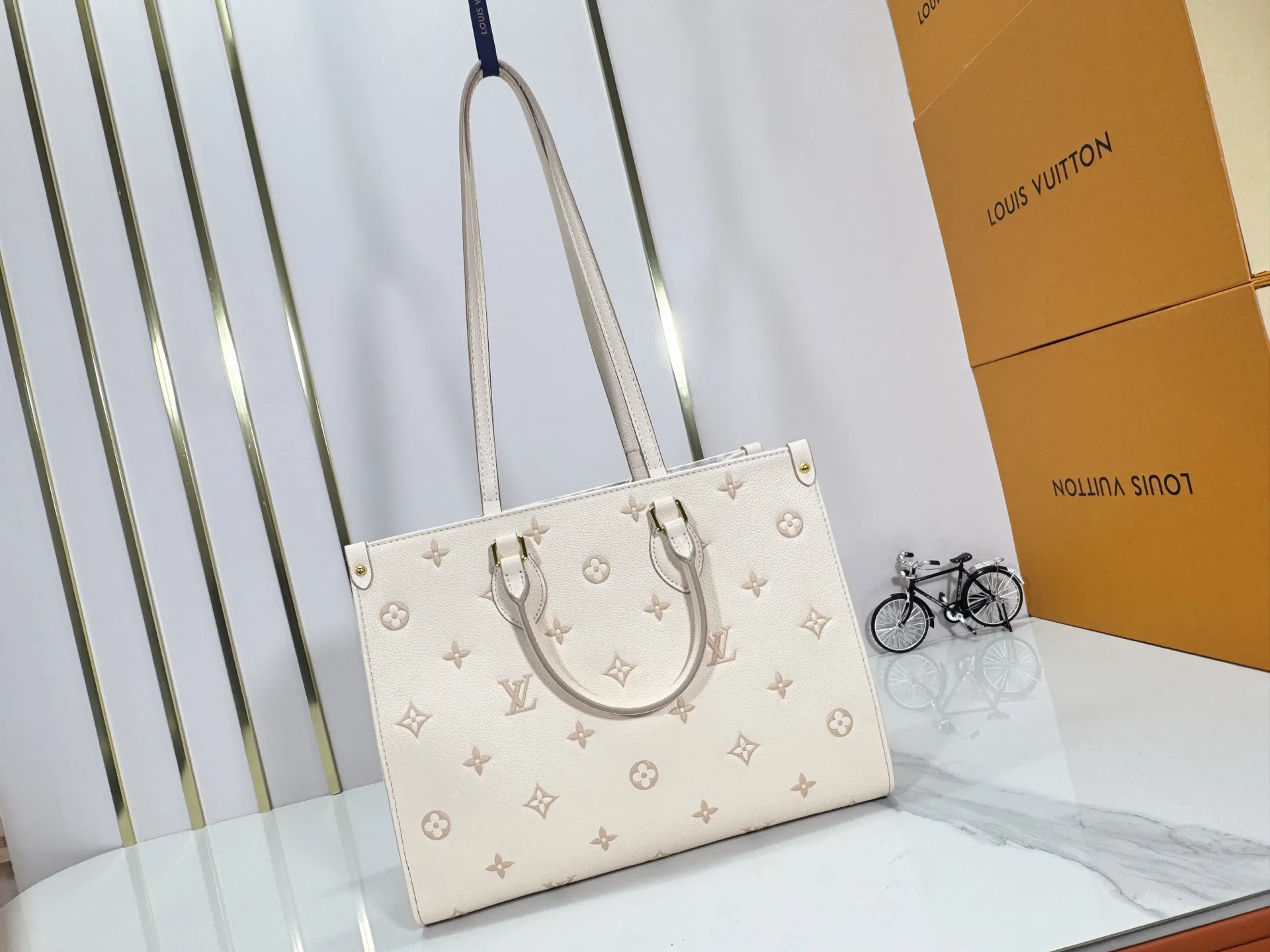 P260 upgrades the original M14403. This OnTheGo small handbag renews the brand's classic Monogram Empreinte leather, using the same tone to outline the pattern. The detachable metal chain accentuates the details, the striped fabric lining adds an elegant touch, and the detachable shoulder strap allows for shoulder or cross-body wear. 35.0 x 27.0 x 14 cm (length x height x width)
