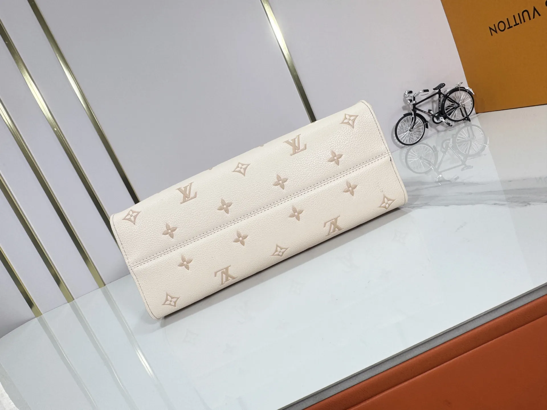 P260 upgrades the original M14403. This OnTheGo small handbag renews the brand's classic Monogram Empreinte leather, using the same tone to outline the pattern. The detachable metal chain accentuates the details, the striped fabric lining adds an elegant touch, and the detachable shoulder strap allows for shoulder or cross-body wear. 35.0 x 27.0 x 14 cm (length x height x width)